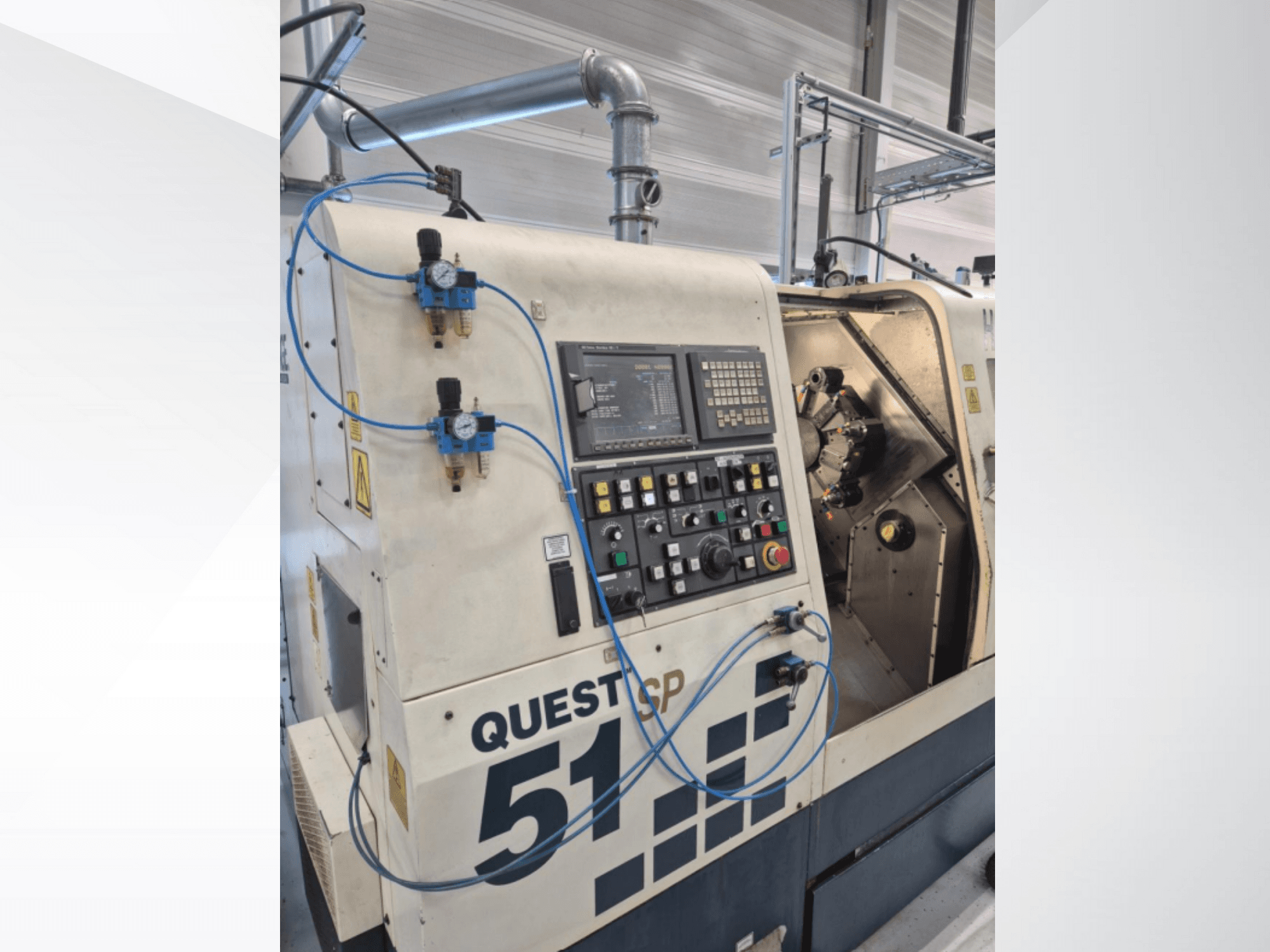 Questcp 51 CNC stroj pohled zepředu, ovládací panel s tlačítky a displejem, pneumatické ovládání, průmyslový design.