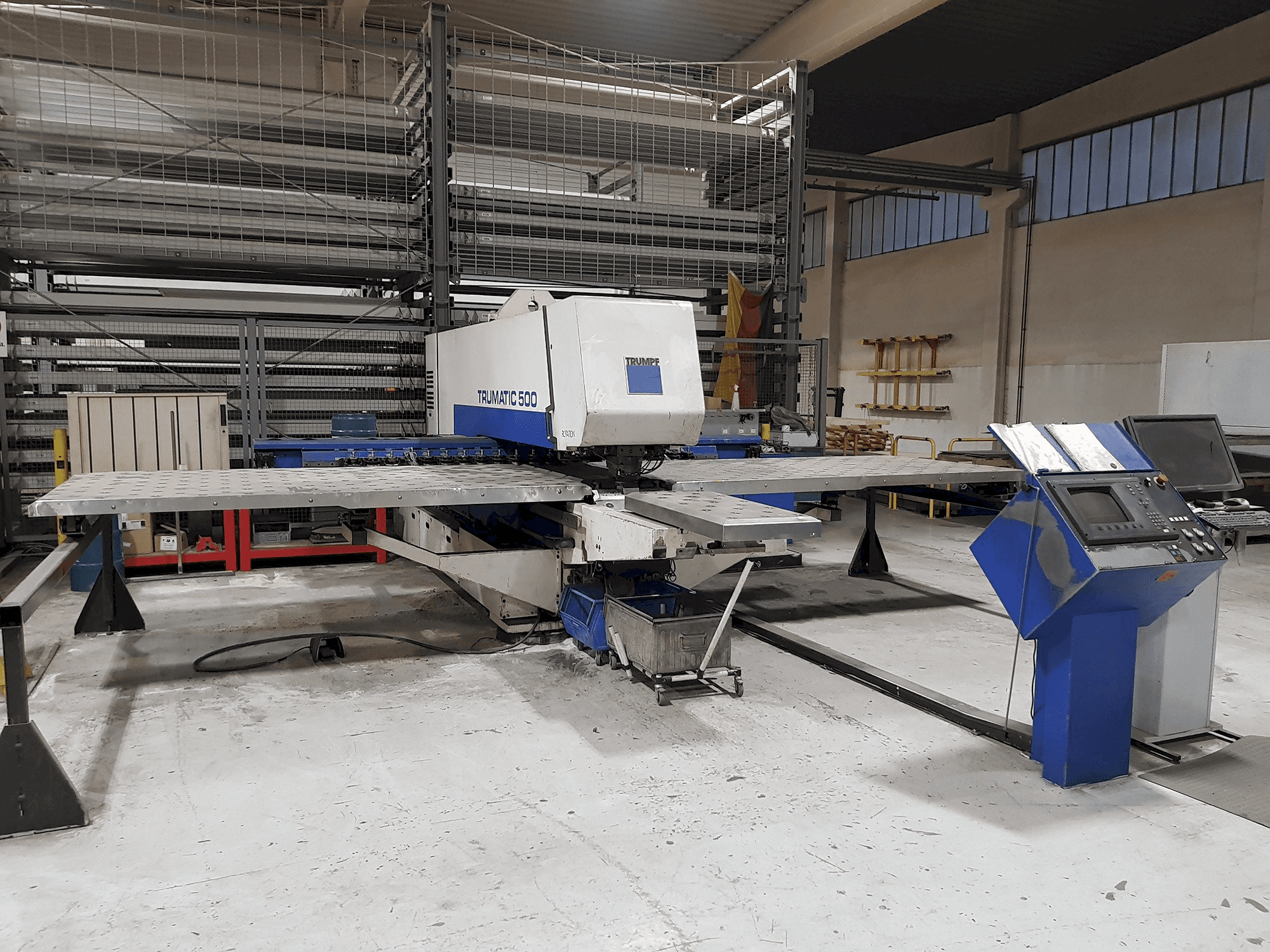Čelní pohled na Trumpf Trumatic 500 stroj
