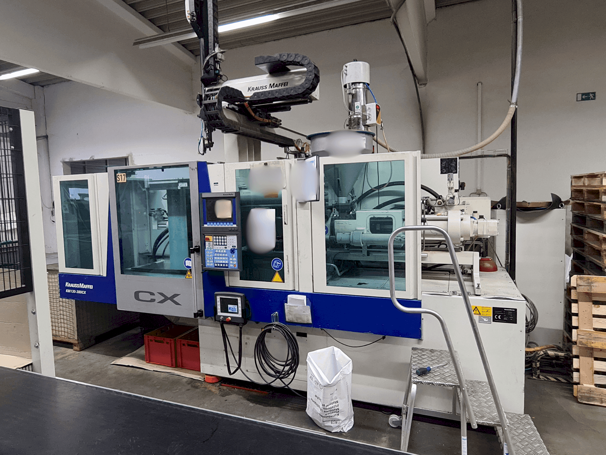 Čelní pohled na Krauss Maffei 130-380 CX stroj
