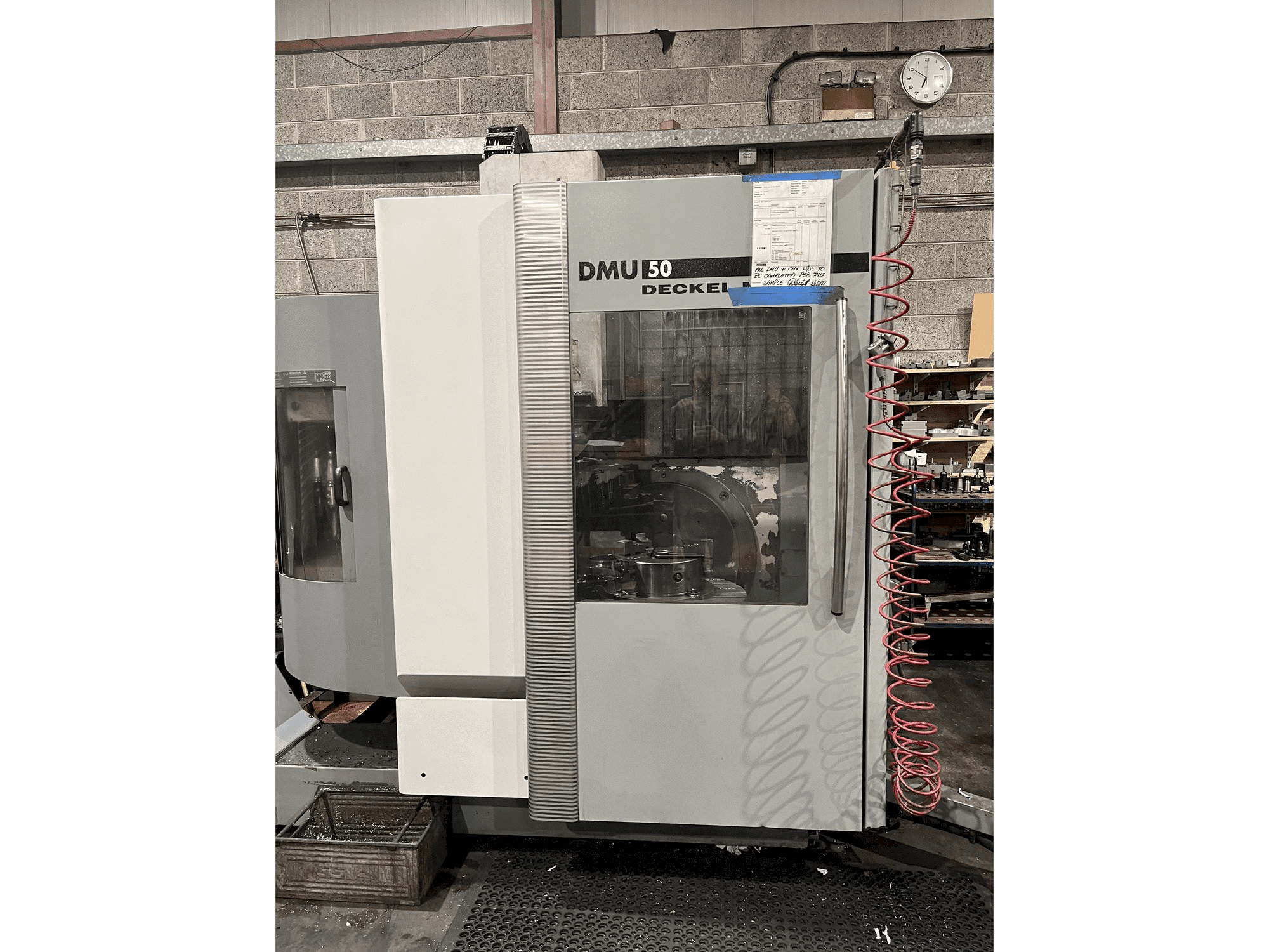 Čelní pohled na DECKEL MAHO DMU 50 stroj