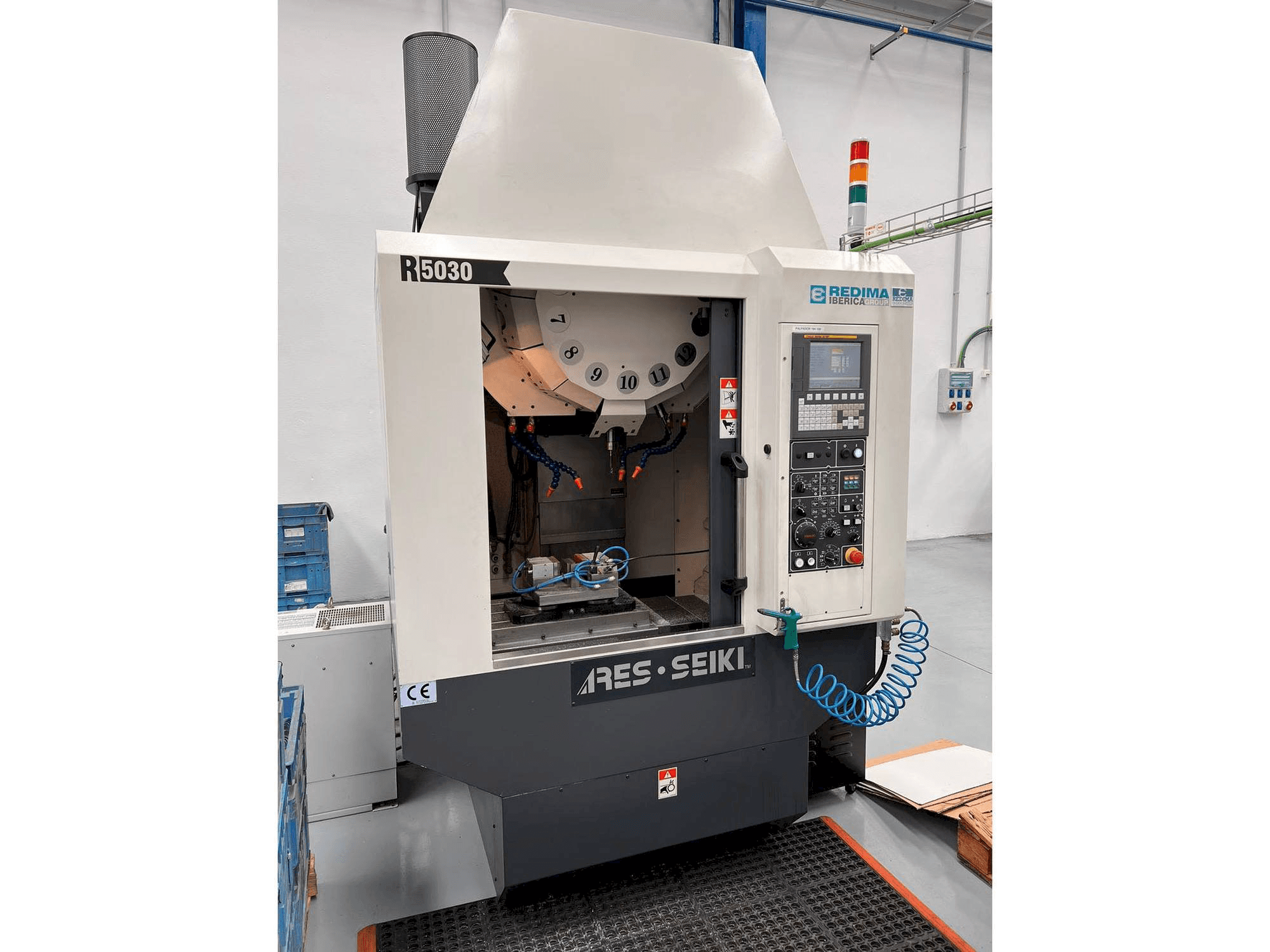 Čelní pohled na ARES-SEIKI R5030 stroj