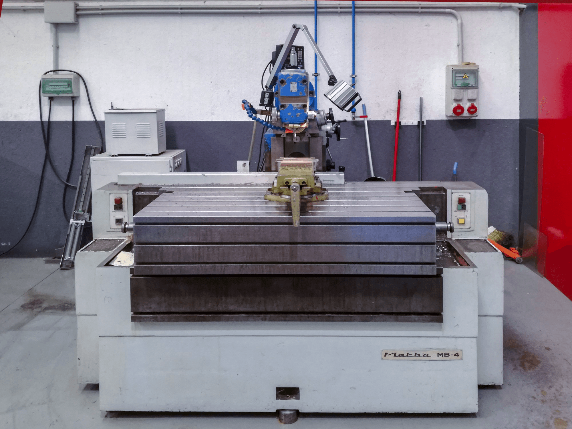 Čelní pohled na Metba MB-4 stroj