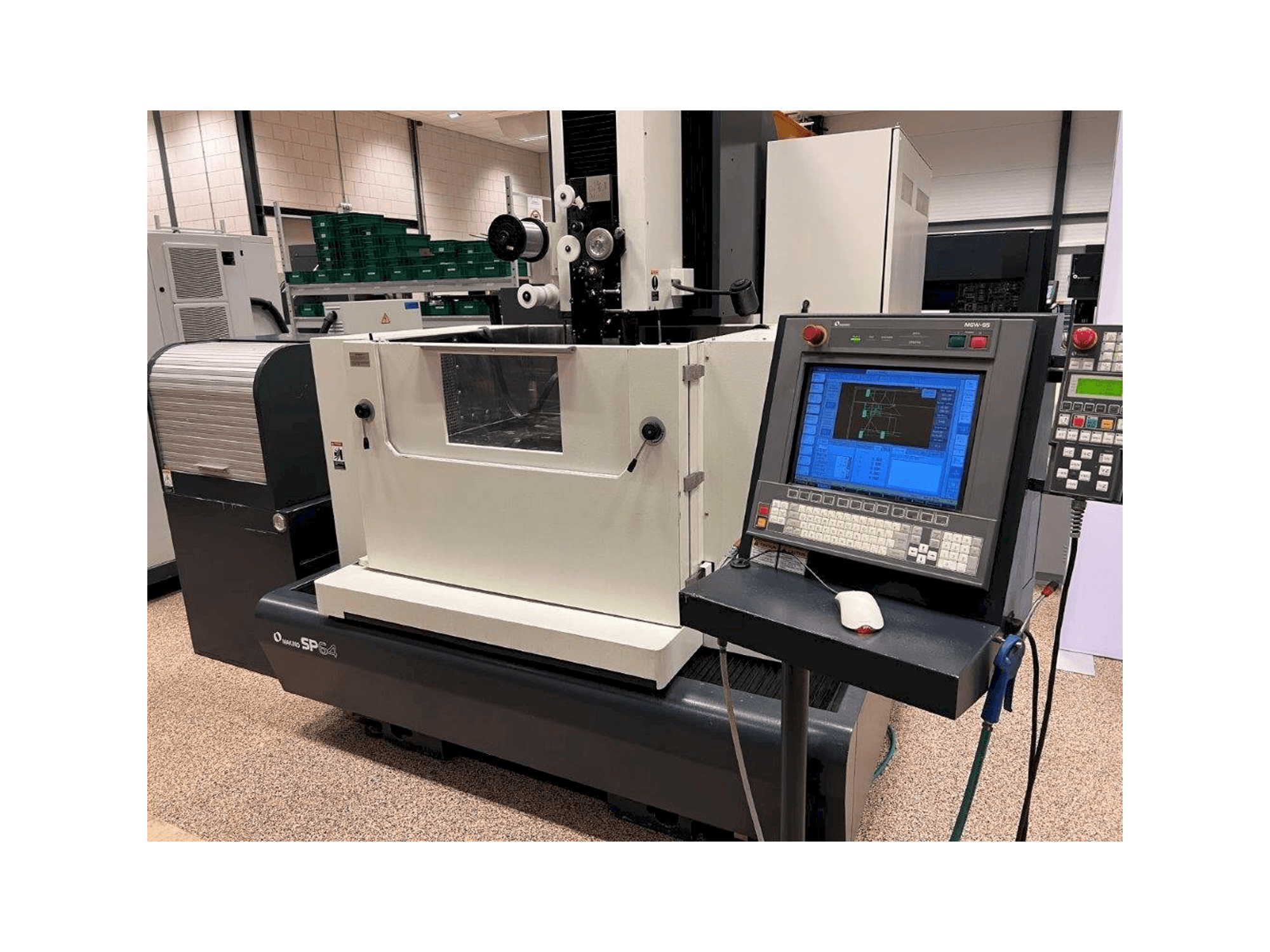 Čelní pohled na Makino stroj