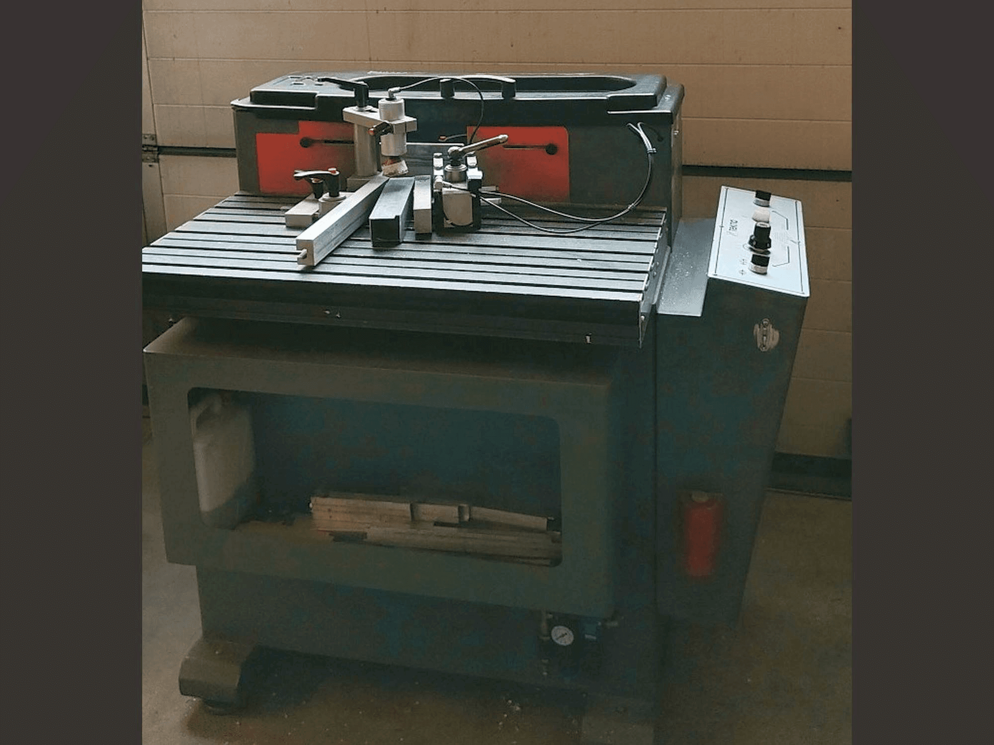 Levý boční pohled na Tekna TK661 stroj