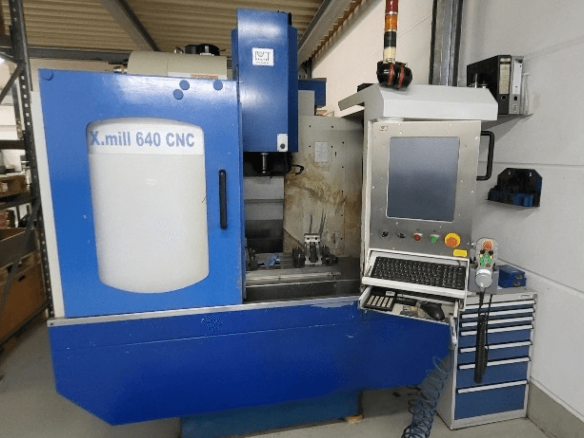 Modré vertikální obráběcí centrum KNUTH X-mill 640 s řízením CNC, pohled zepředu s viditelným ovládacím panelem a klávesnicí.