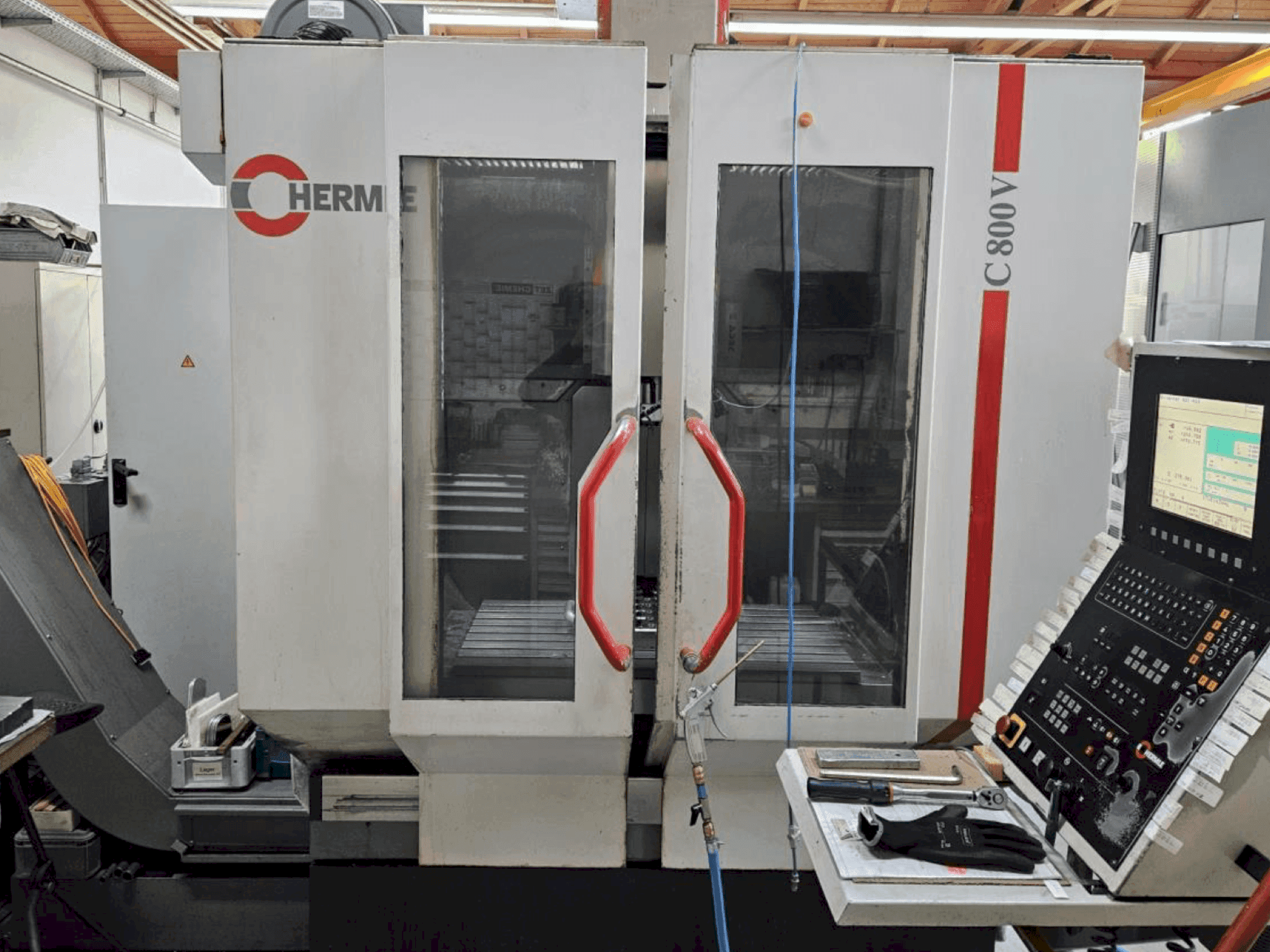 Čelní pohled na HERMLE C 800 V stroj