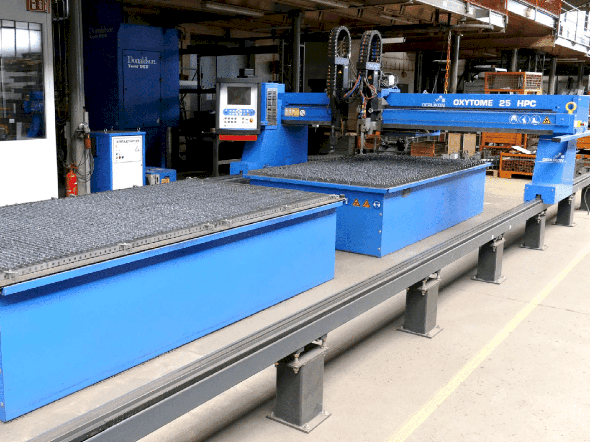 Čelní pohled na Oerlikon Oxytome 25 HPC stroj