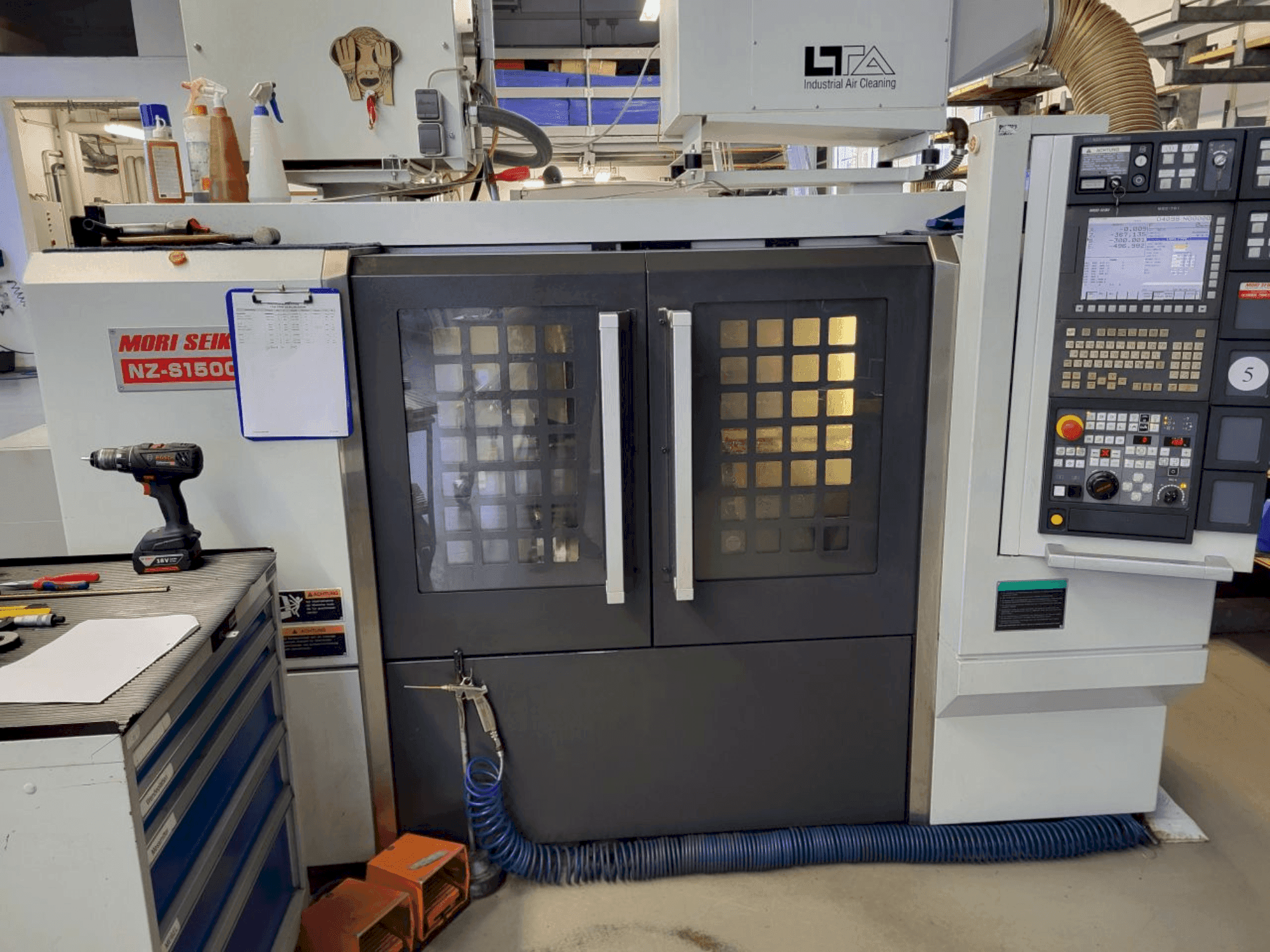 Čelní pohled na MORI SEIKI NZ-S1500 stroj