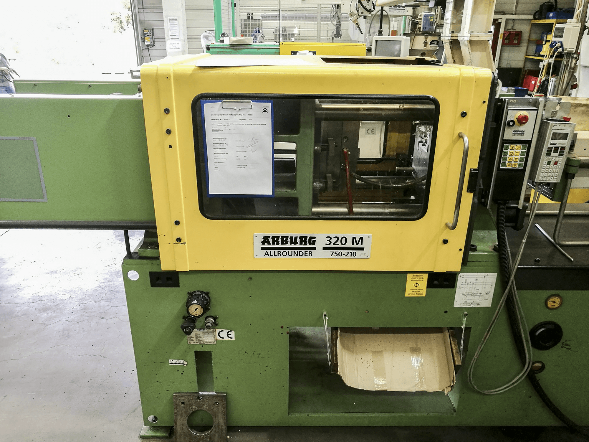 Čelní pohled na Arburg 320M 750-210 stroj