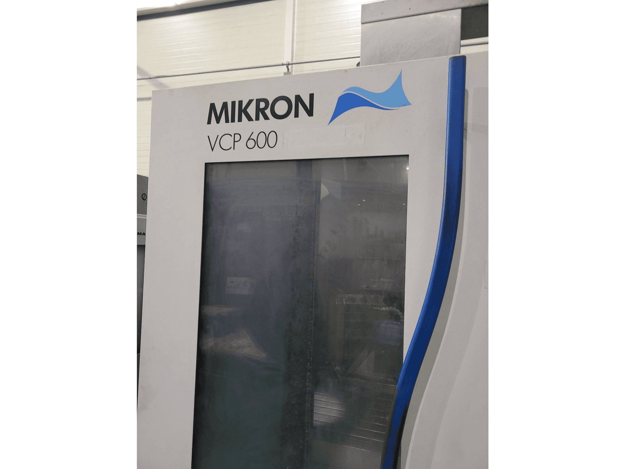 Čelní pohled na MIKRON VCP 600 stroj