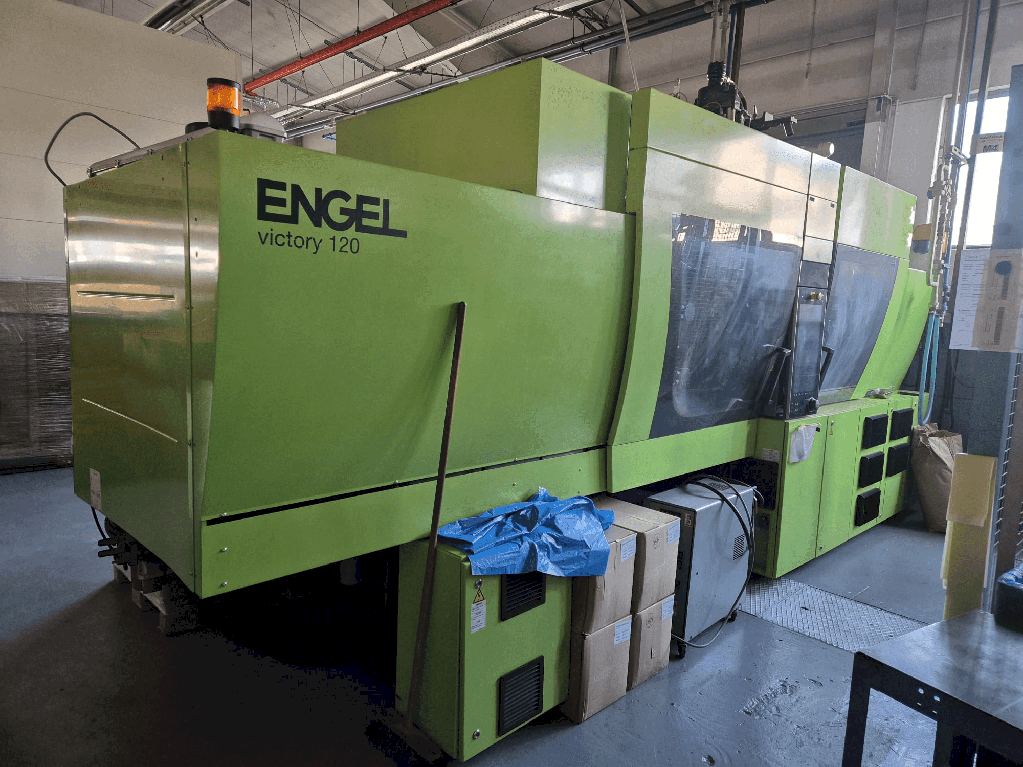 Čelní pohled na Engel Victory 330H/200V/120 Combi stroj