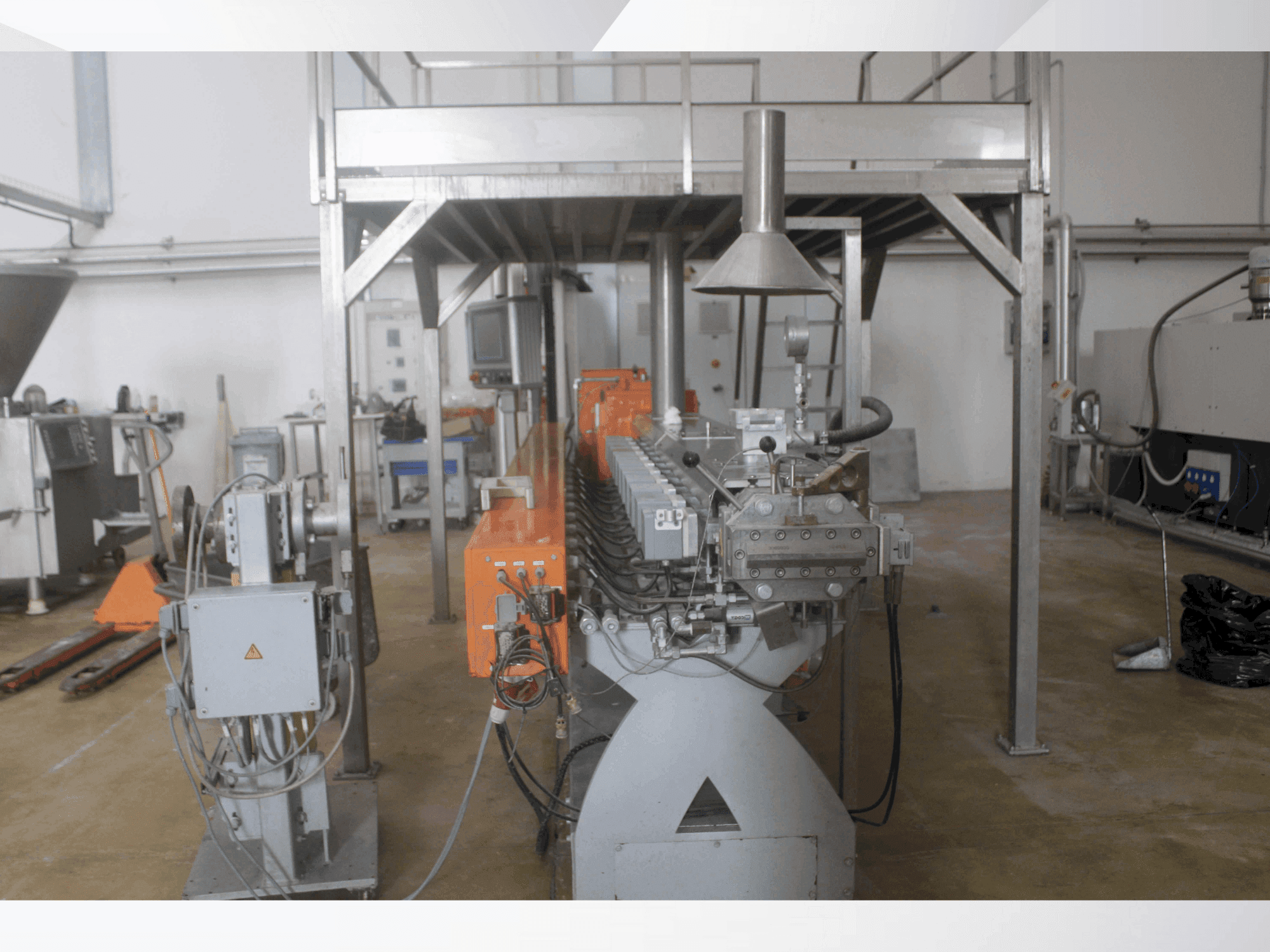 Čelní pohled na Leistritz ZSE60MAXX-48D stroj