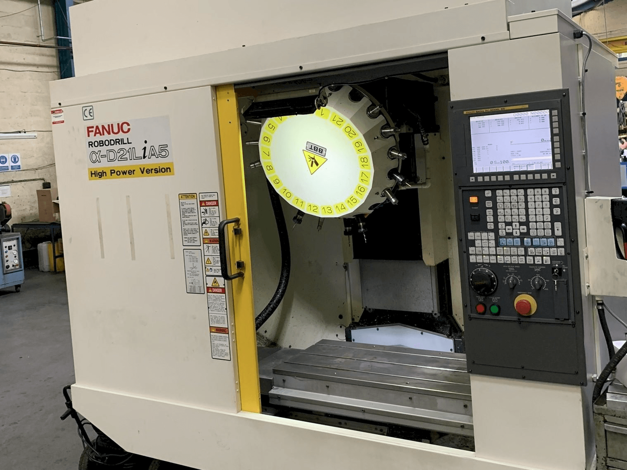 Čelní pohled na FANUC Robodrill Alpha D21LiA5 stroj