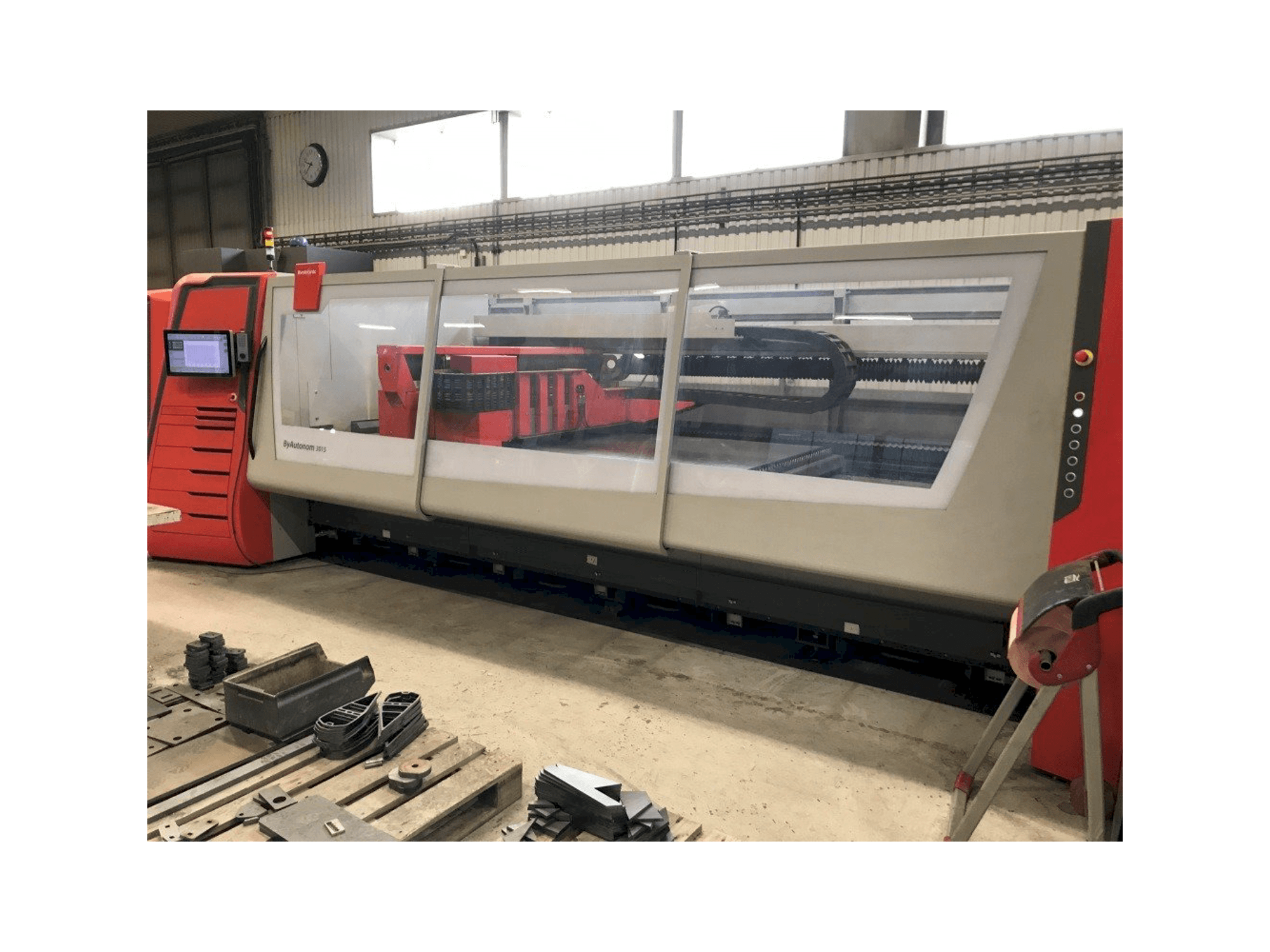 Pravý boční pohled na Bystronic ByAutonom 3015 stroj