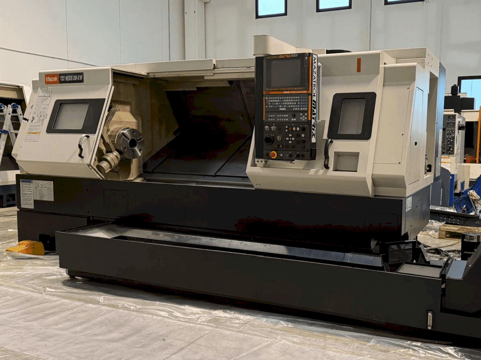 Čelní pohled na Mazak QT Nexus 350 II M stroj