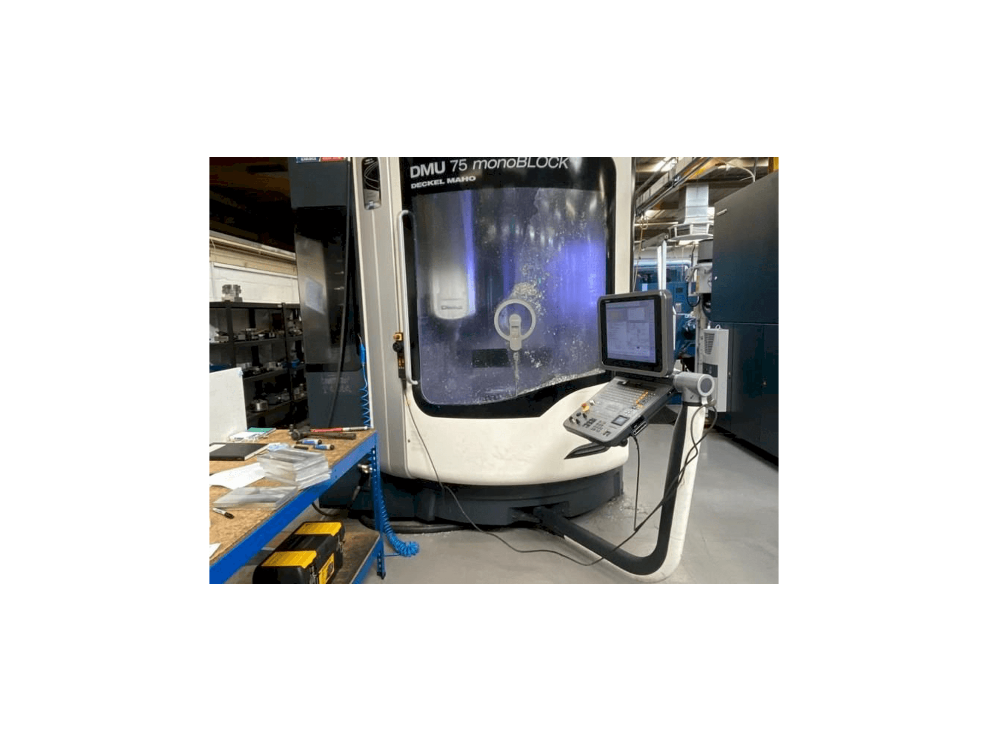 Čelní pohled na DMG MORI DMU75 monoBLOCK stroj