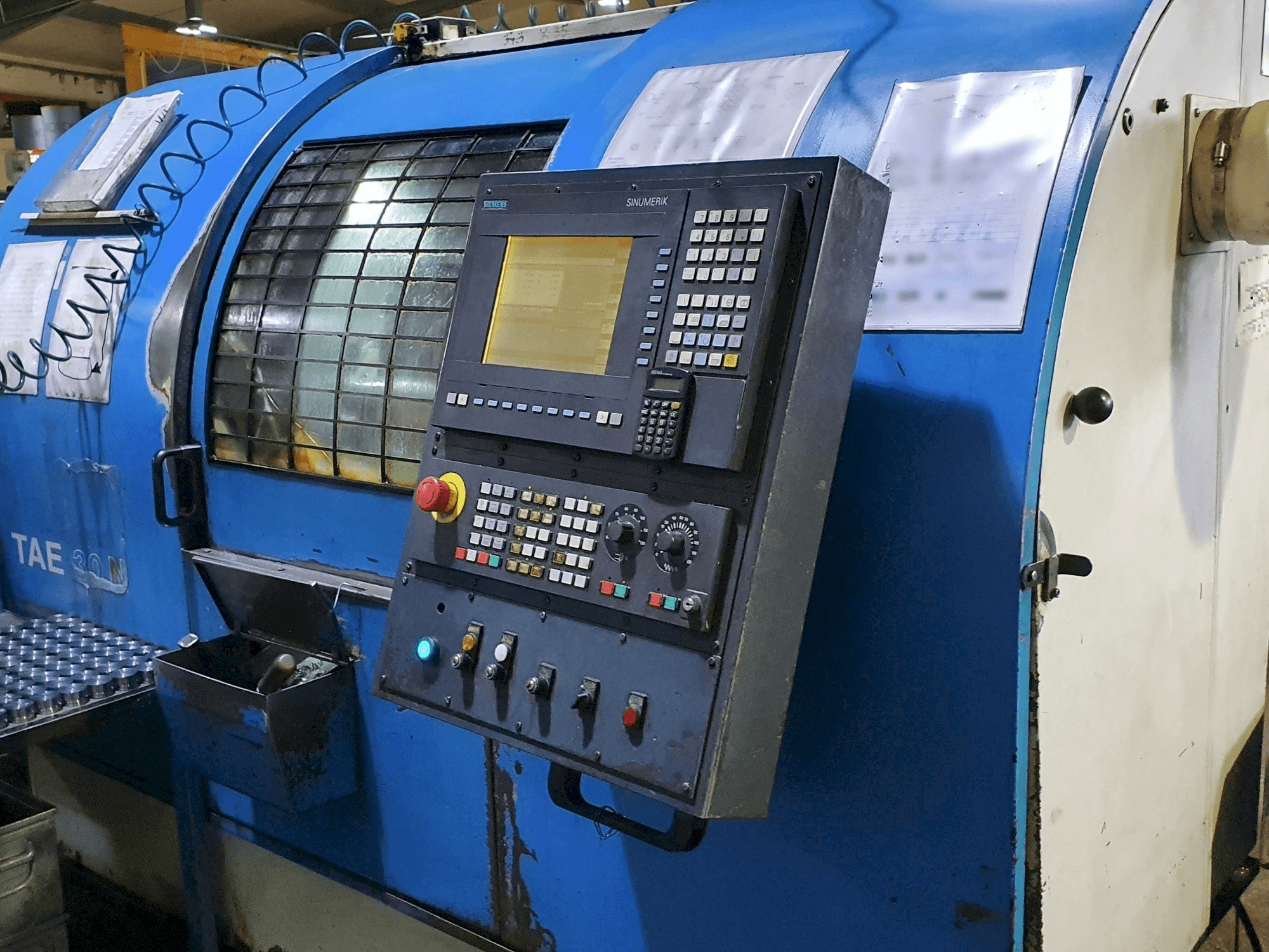 Čelní pohled na AFM TAE-30N stroj