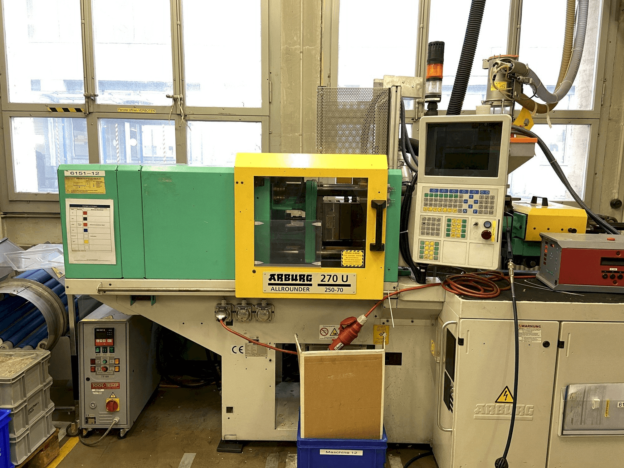 Čelní pohled na Arburg 270 U 250-70 stroj