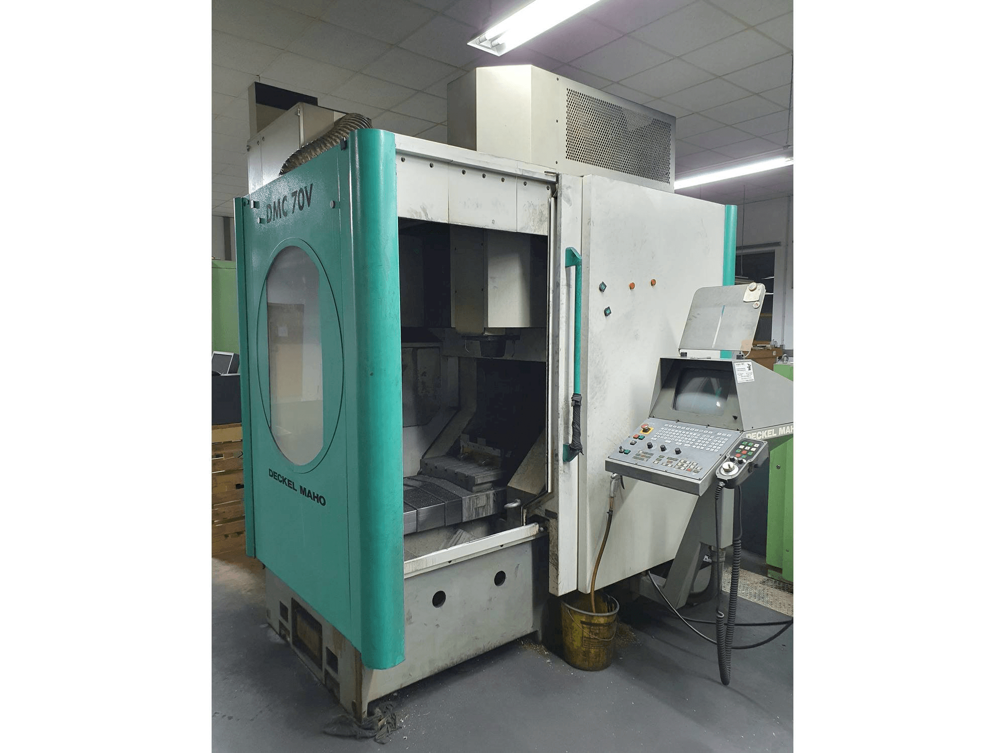 Čelní pohled na DMG DMC 70 V stroj