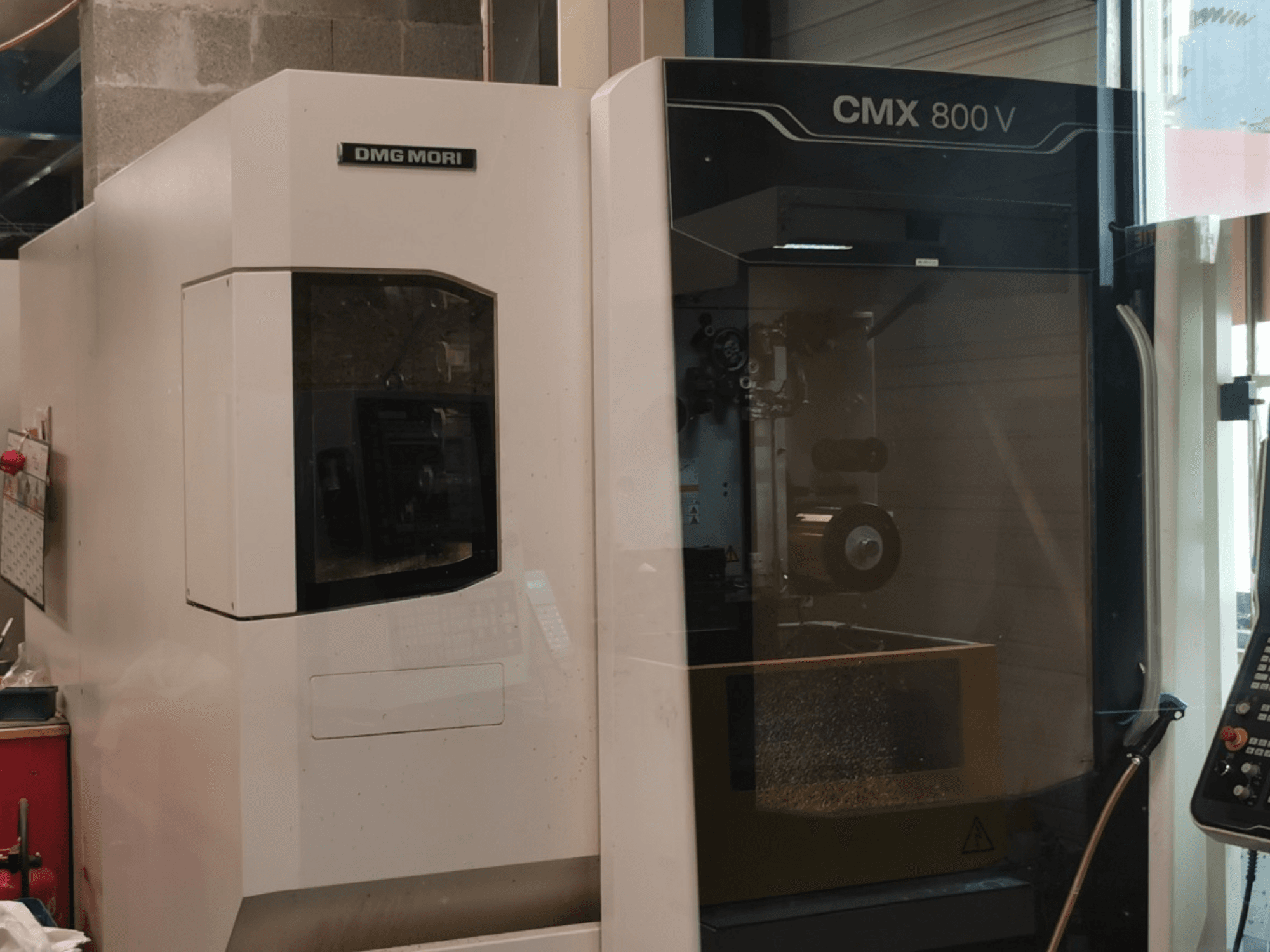 Vertikální obráběcí centrum DMG Mori Seiki CMX 800 V, pohled zepředu znázorňující ovládací panel a pracovní prostor s viditelným nářadím.