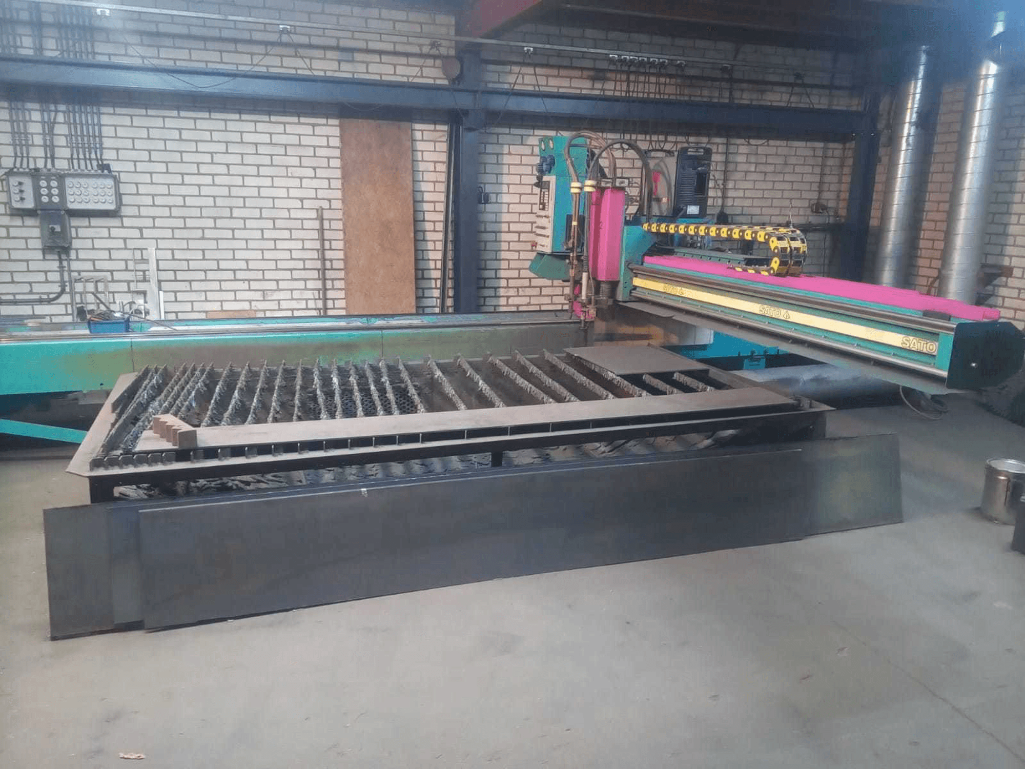 Čelní pohled na SATO SATRONIK C2500 stroj