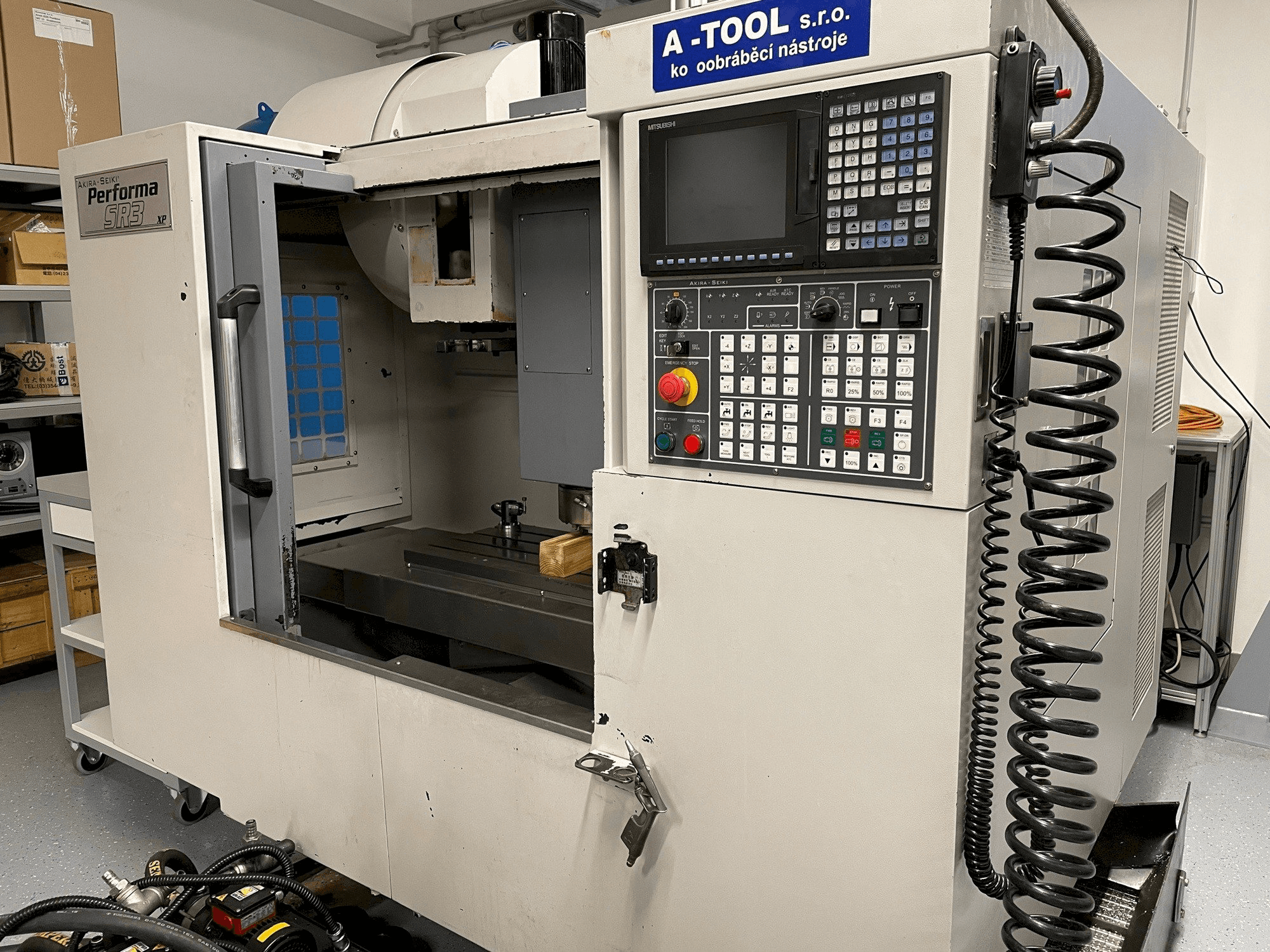 Čelní pohled na Akira Seiki SR3XP stroj