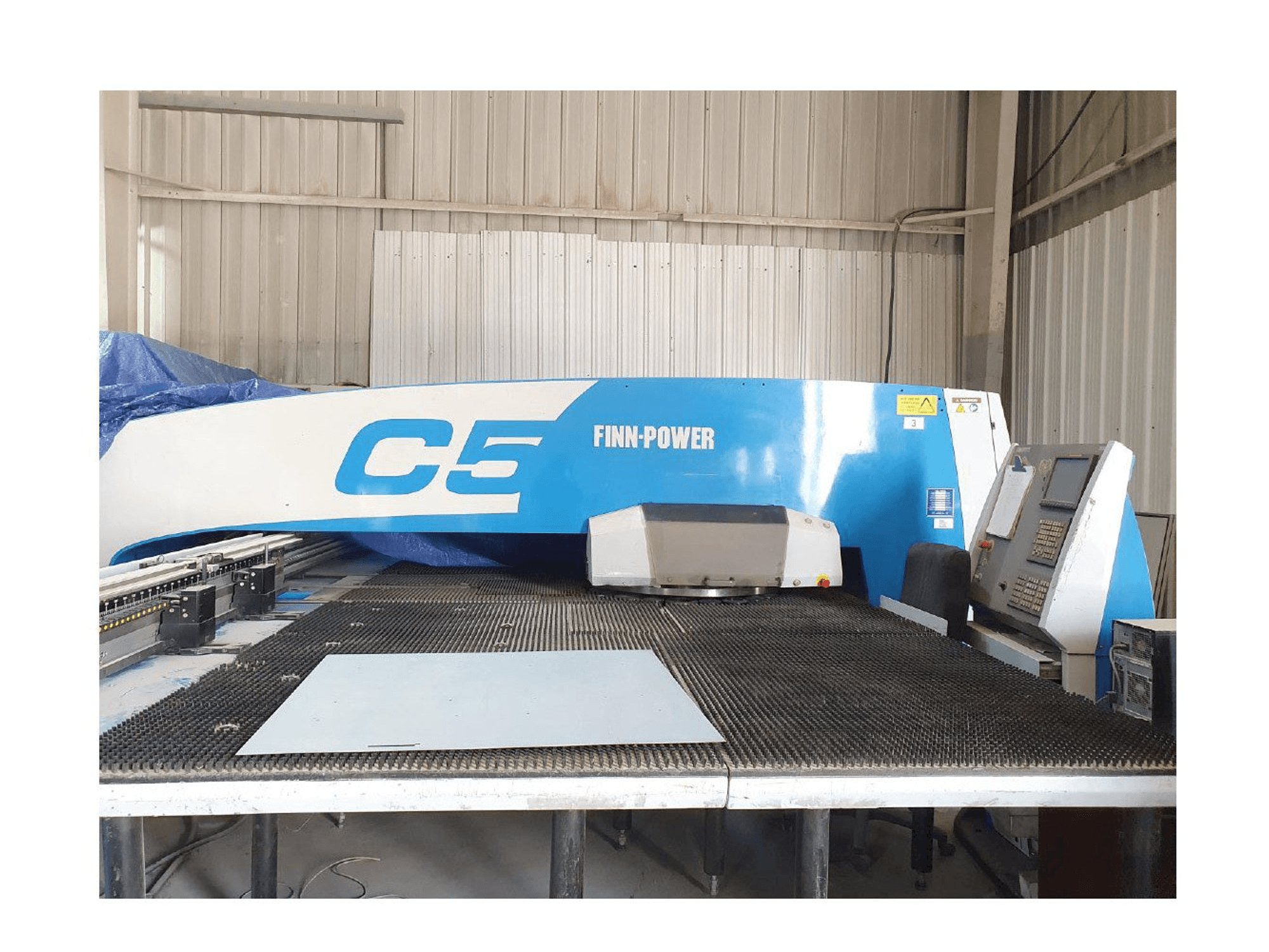 Čelní pohled na Finn-Power C5 stroj