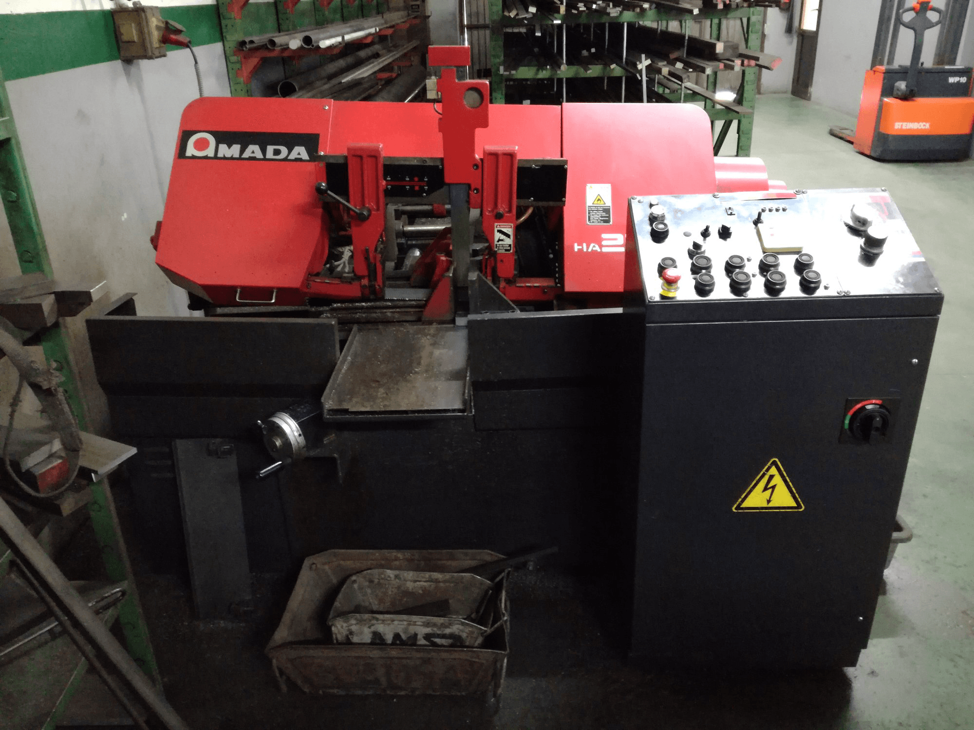 Čelní pohled na AMADA HA-250W stroj