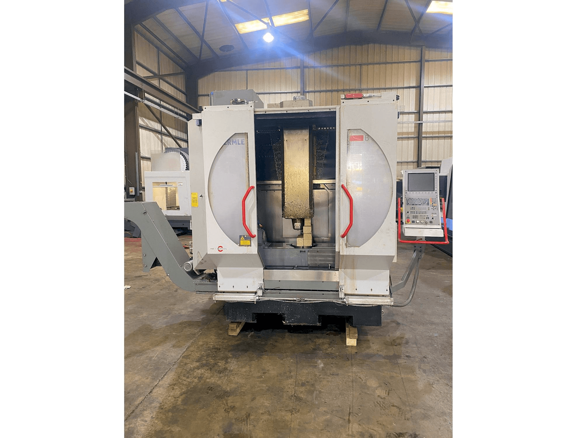 Čelní pohled na HERMLE B 300 U stroj