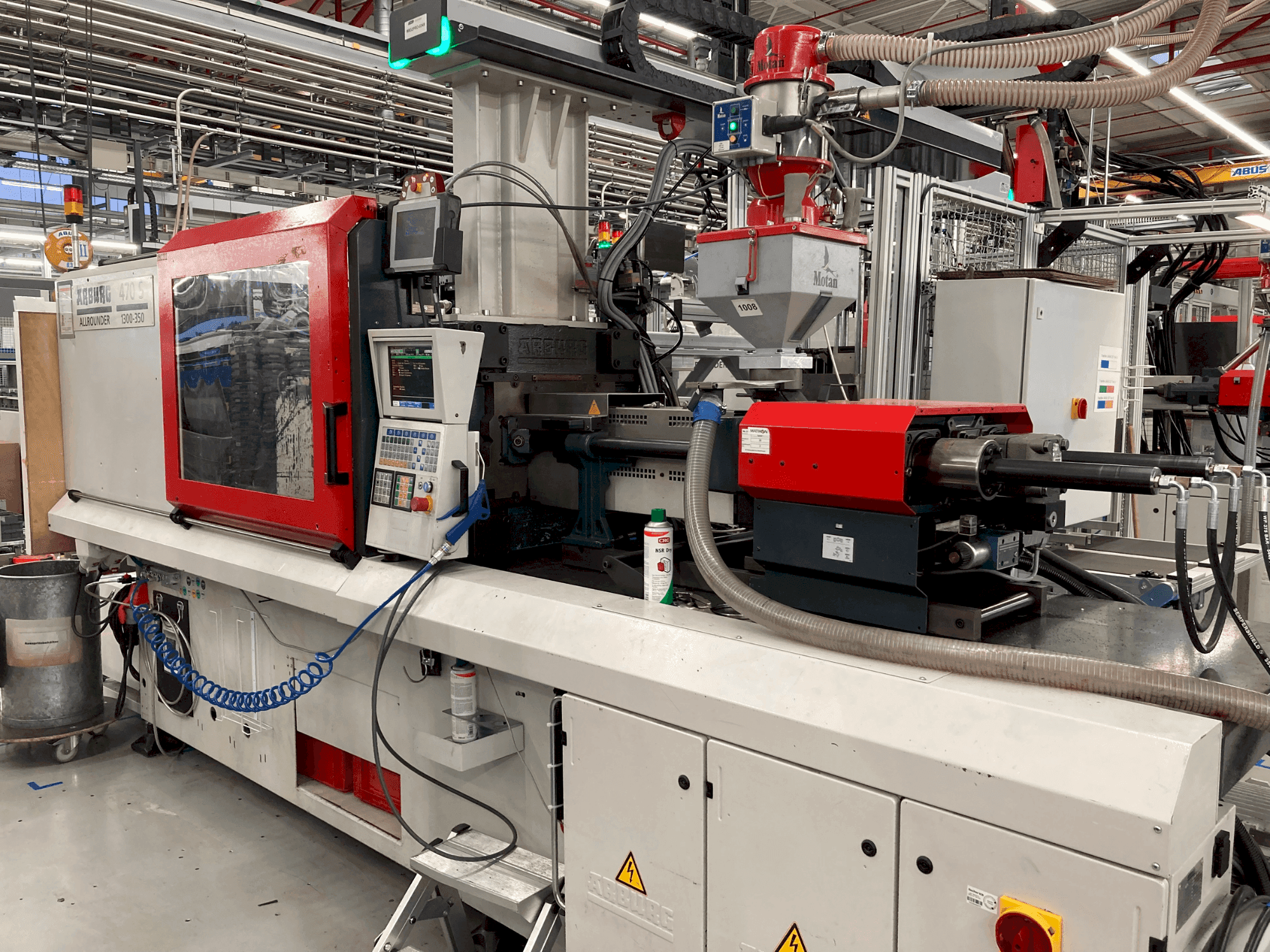 Čelní pohled na Arburg Allrounder 470 S 1300-350 stroj