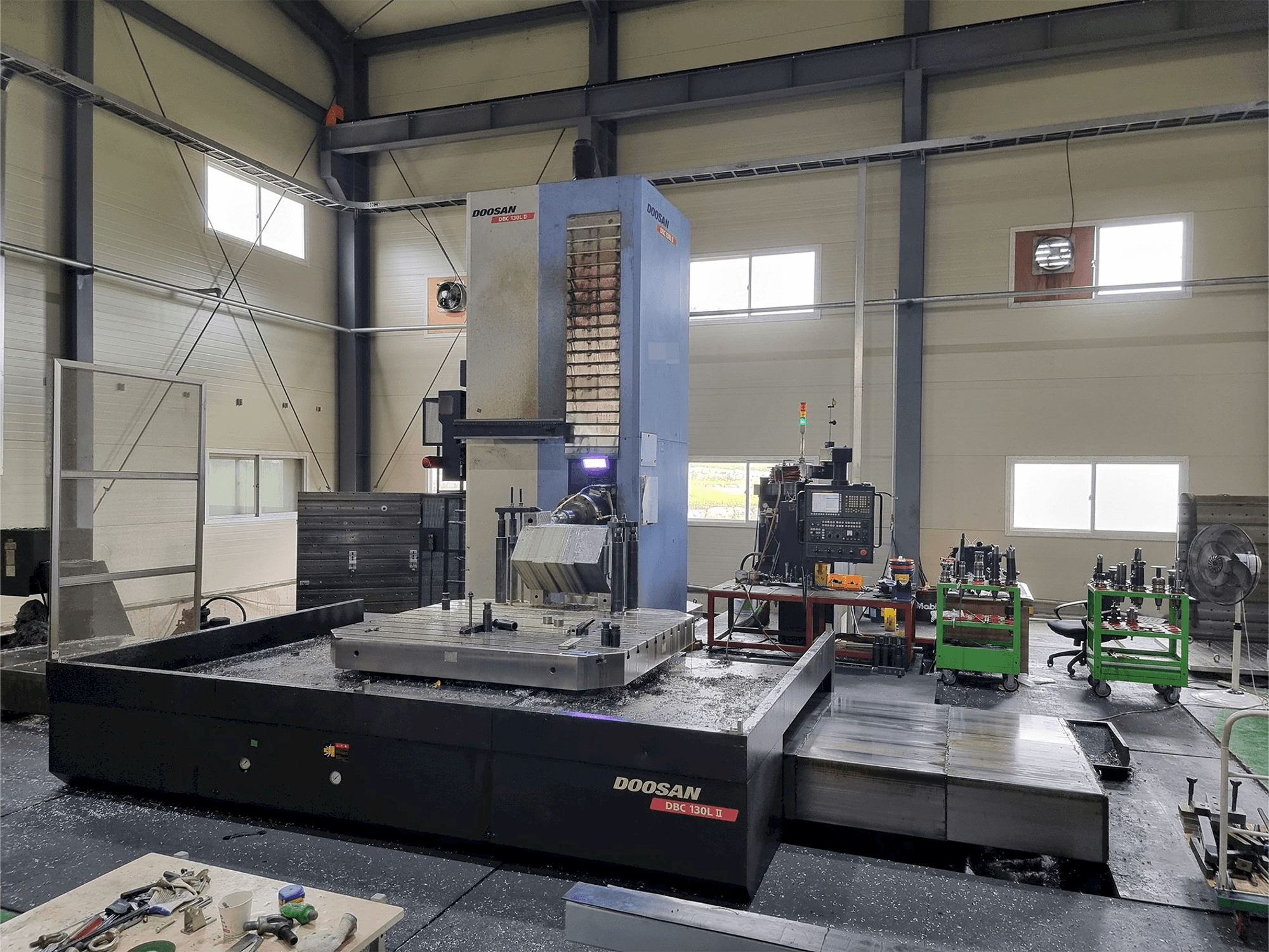 Čelní pohled na Doosan DBC 130L II stroj