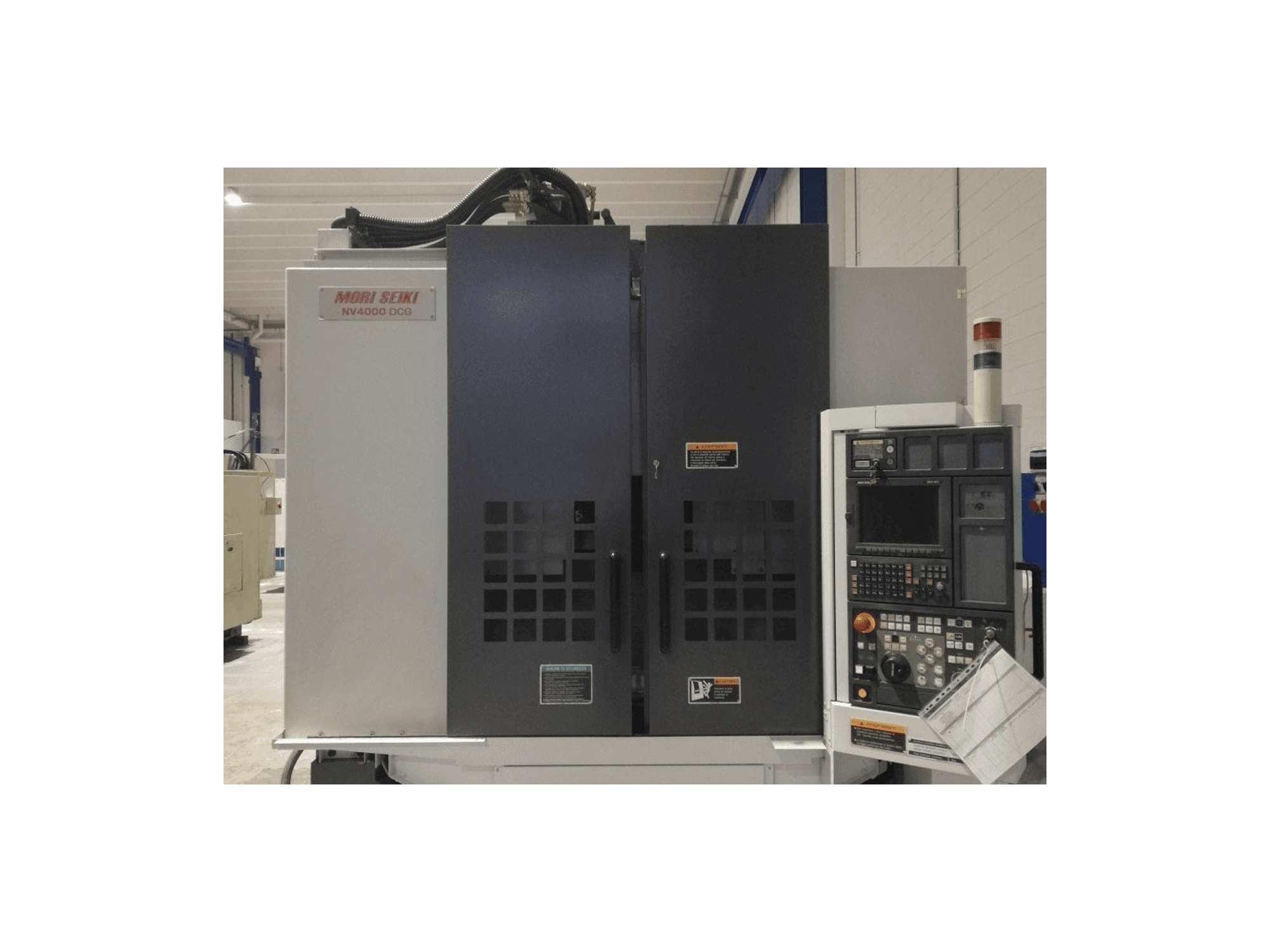 Čelní pohled na MORI SEIKI NV 4000 DCG stroj