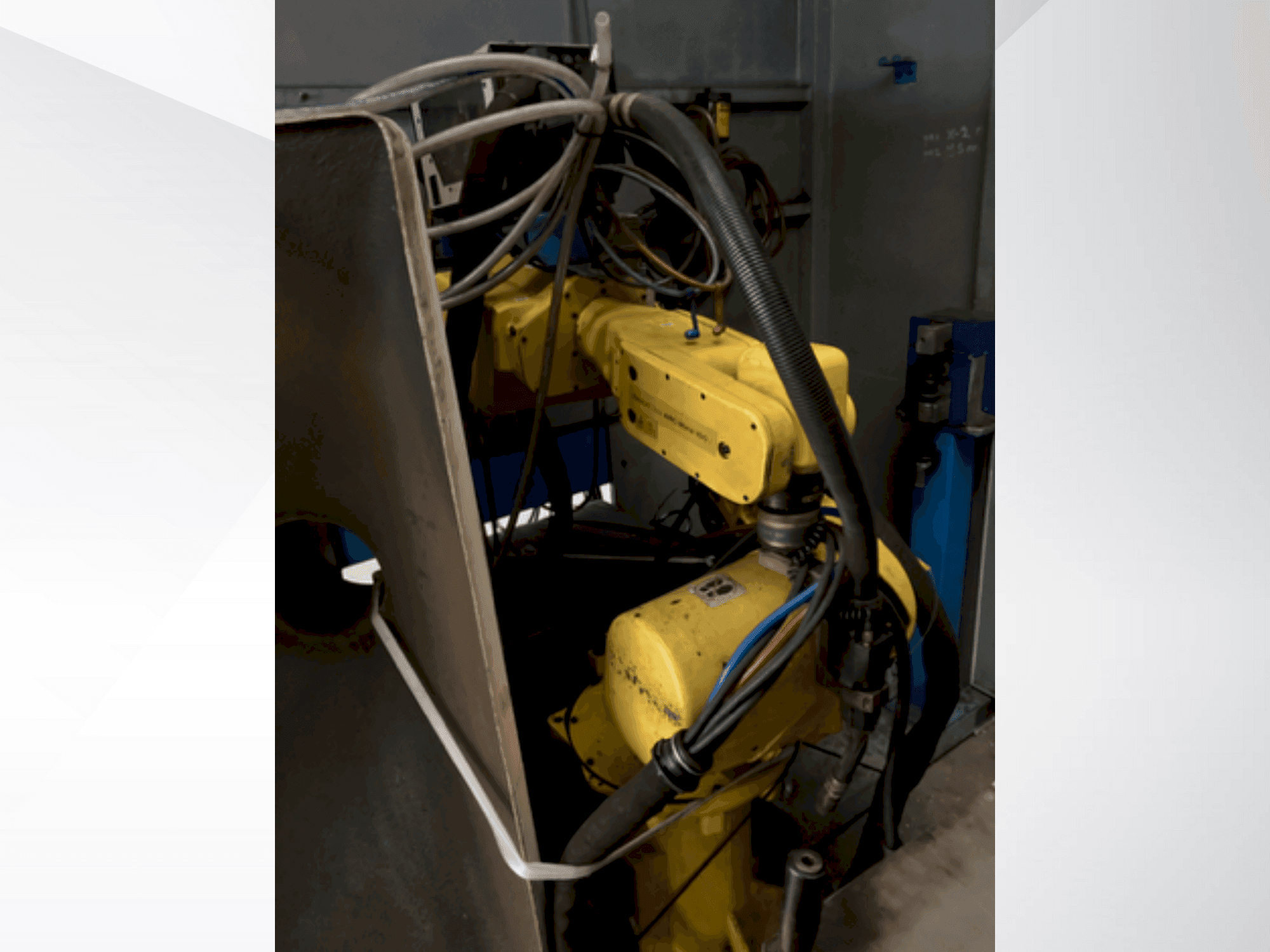 Čelní pohled na FANUC ARC Mate 100i stroj