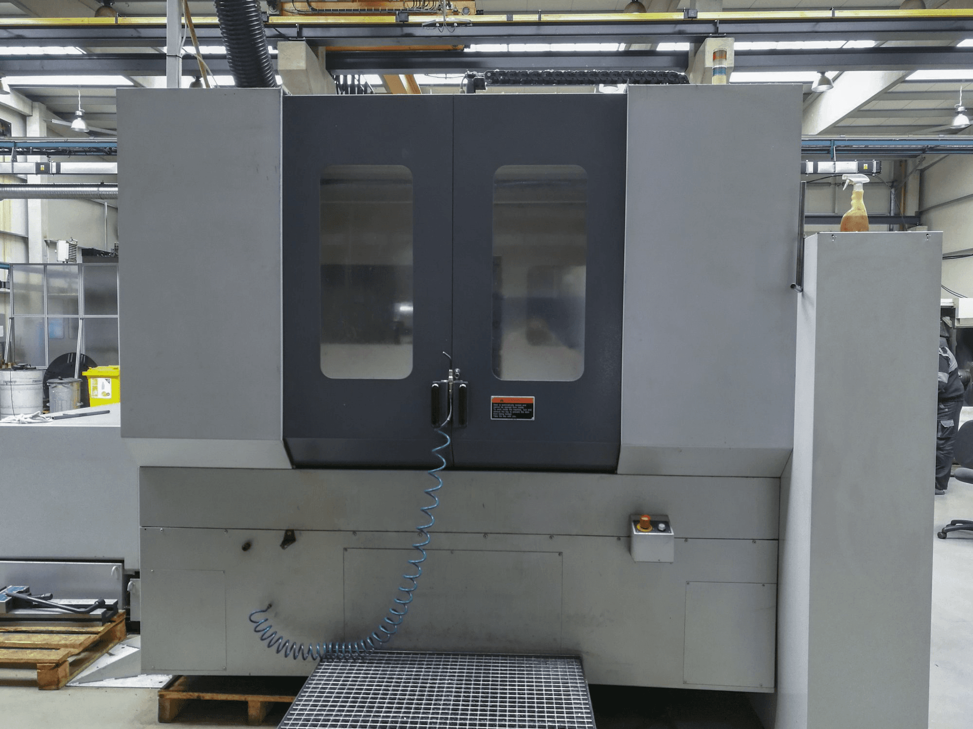 Čelní pohled na MORI SEIKI MH-633 stroj