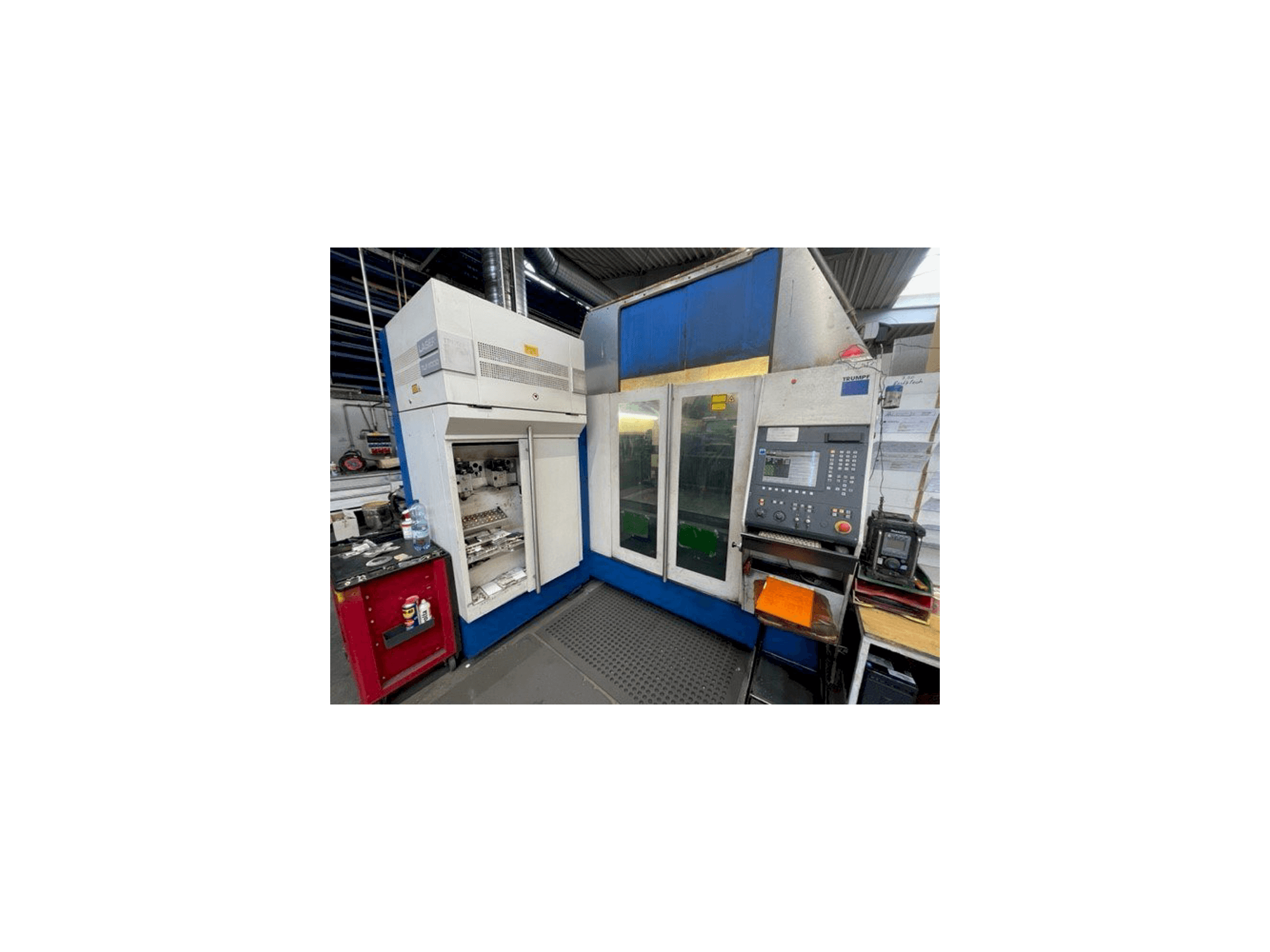 Čelní pohled na Trumpf TC L 3050 stroj