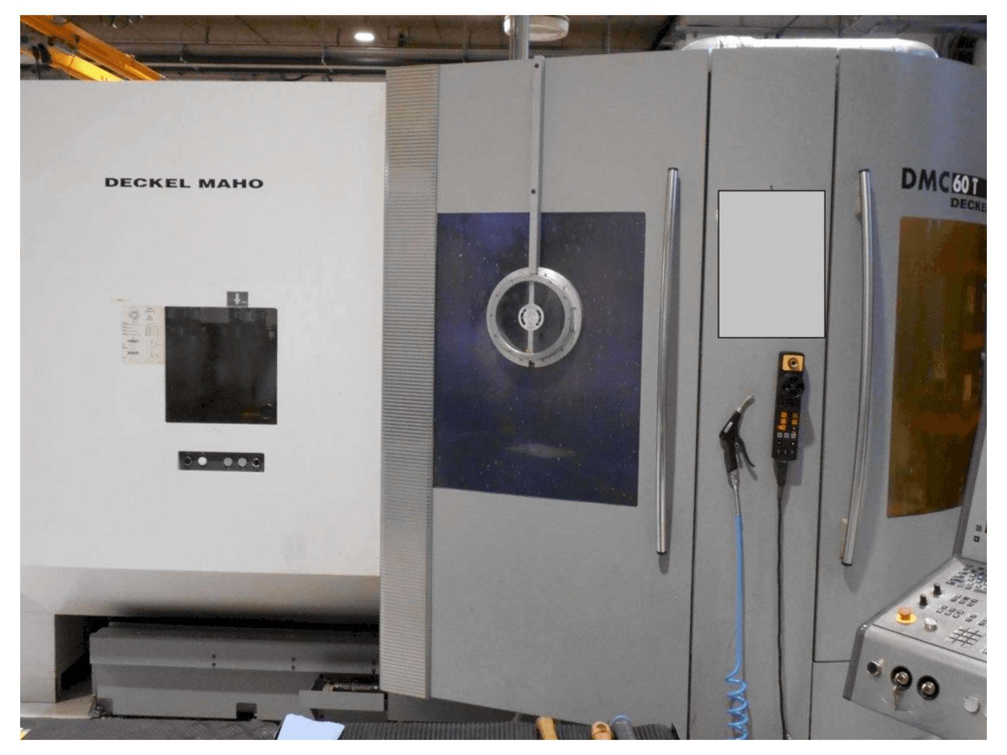 Čelní pohled na DECKEL MAHO DMC 60T stroj
