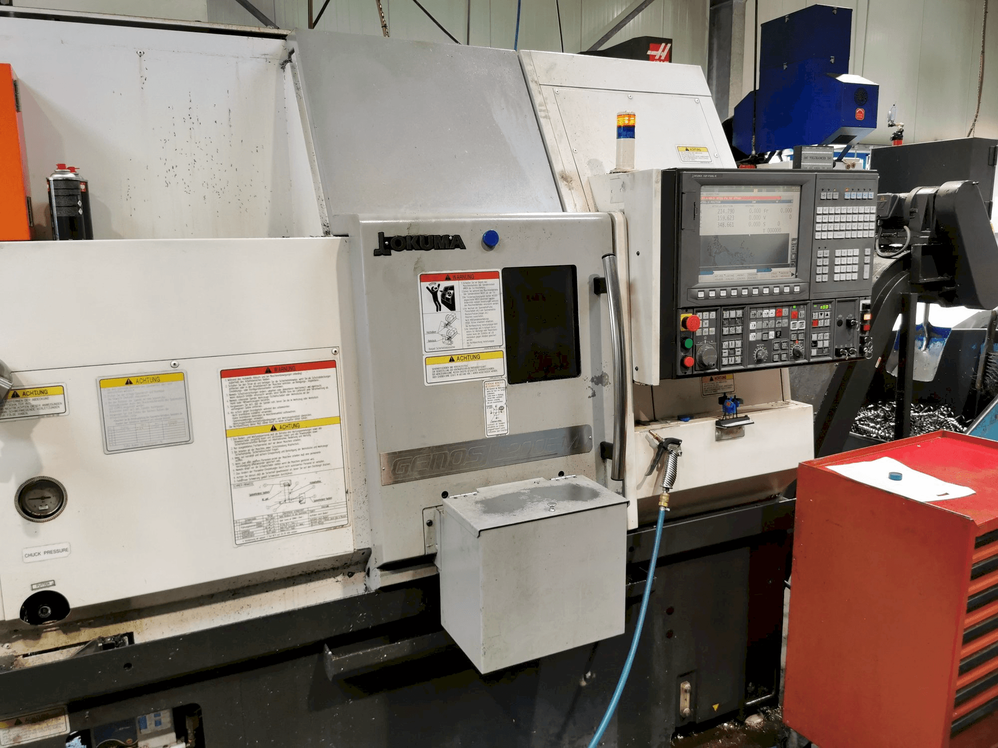 Čelní pohled na Okuma GENOS L200E-MY stroj