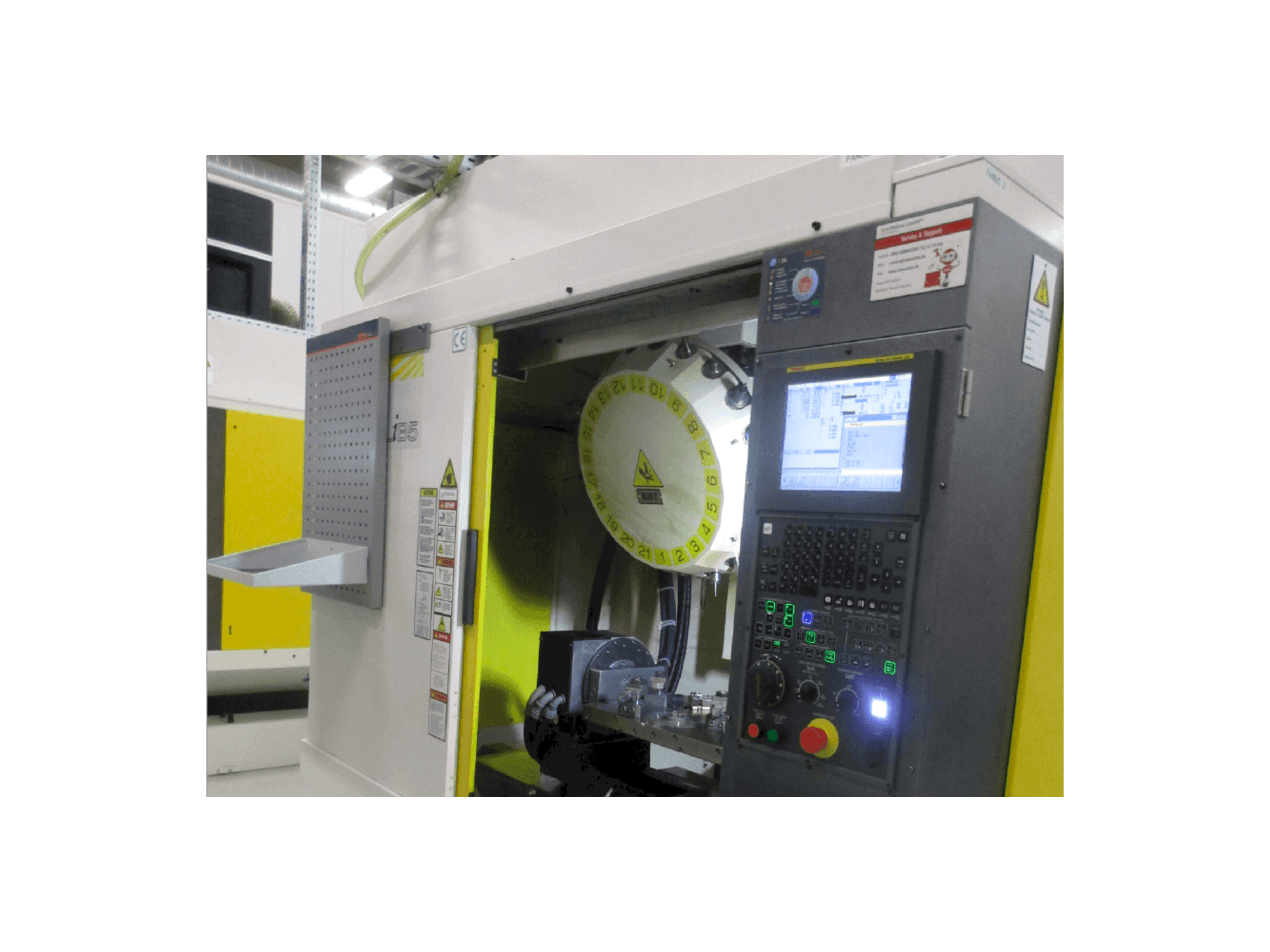 Čelní pohled na FANUC ROBODRILL Alpha D21LiB5 stroj