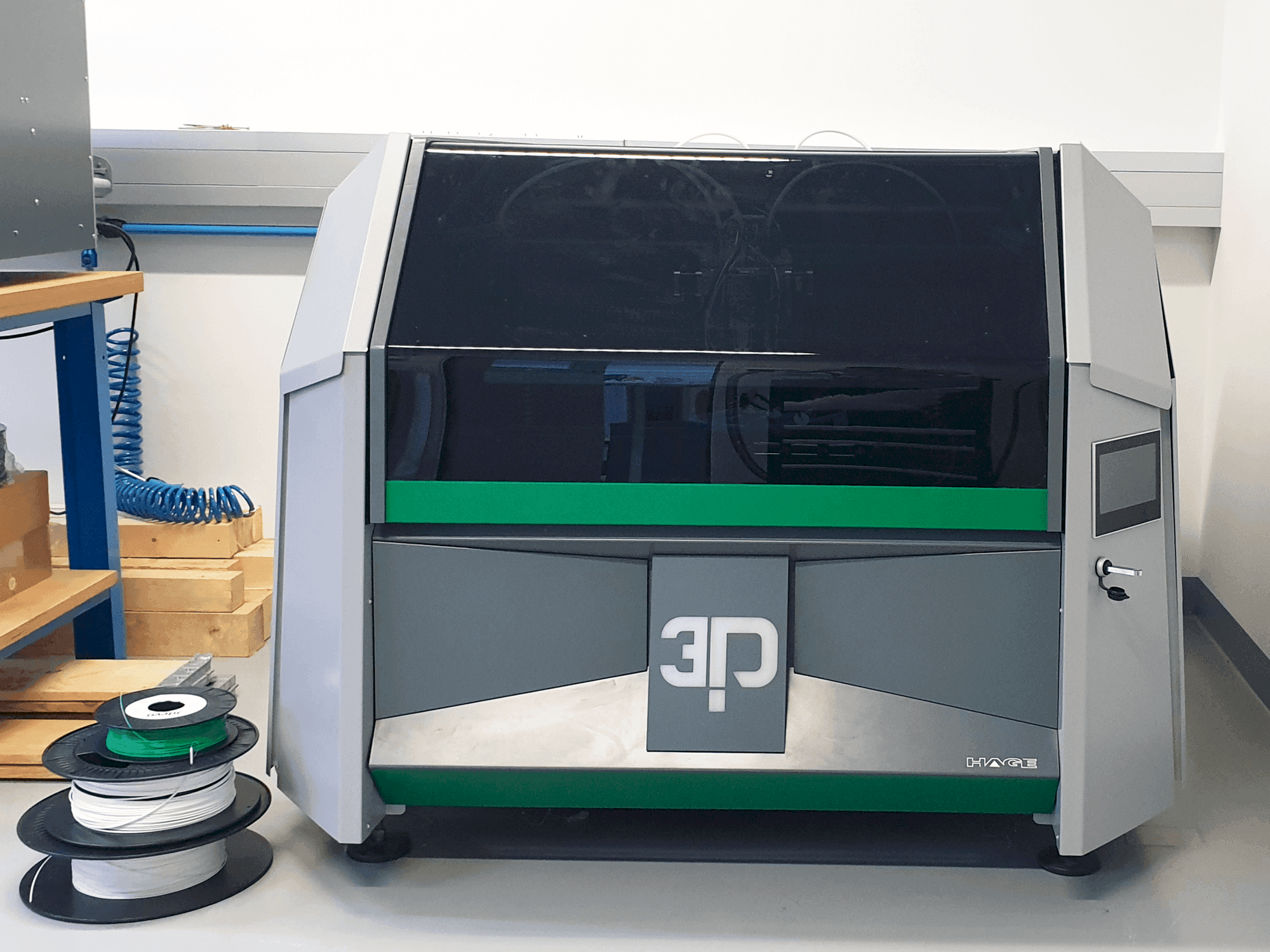 Čelní pohled na HAGE 3D 140 L-B stroj