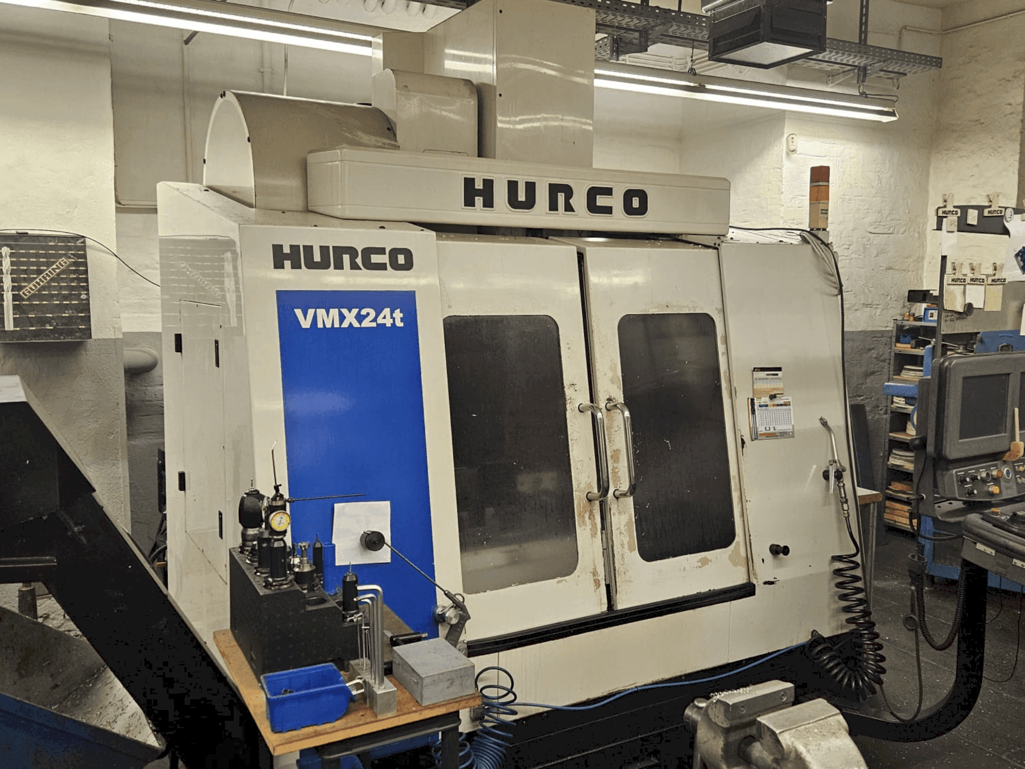 Čelní pohled na Hurco VMX 24t stroj