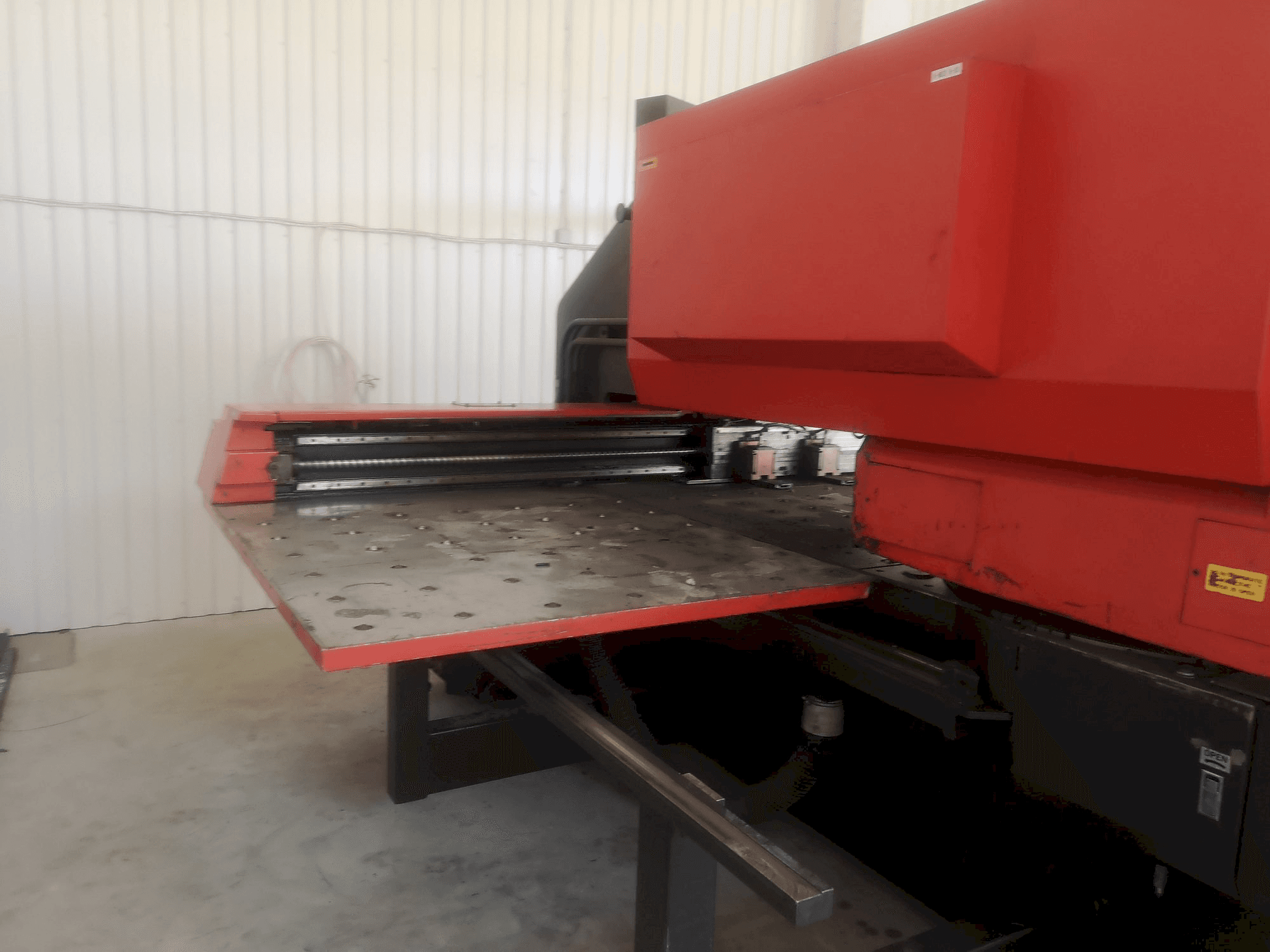 Čelní pohled na AMADA stroj