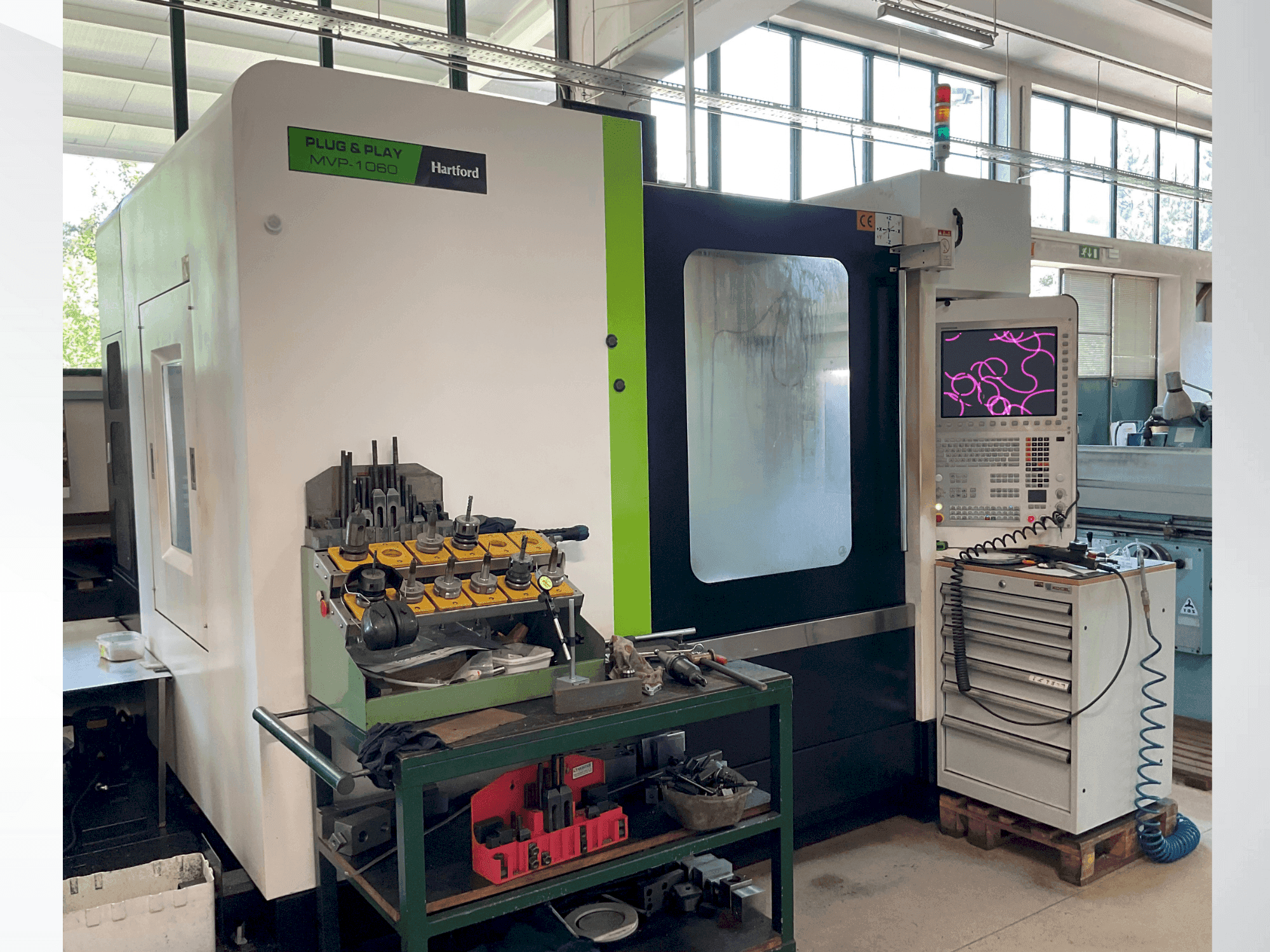 Čelní pohled na HARTFORD MVP-1060AD stroj