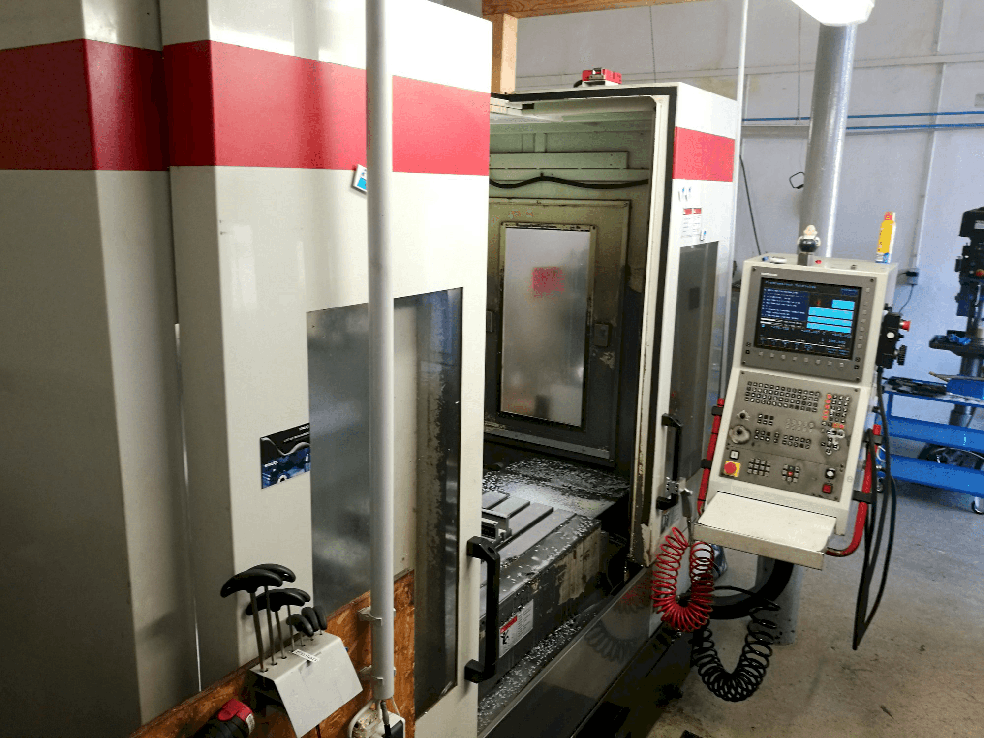 Levý pohled na Quaser MV 204 II E stroj