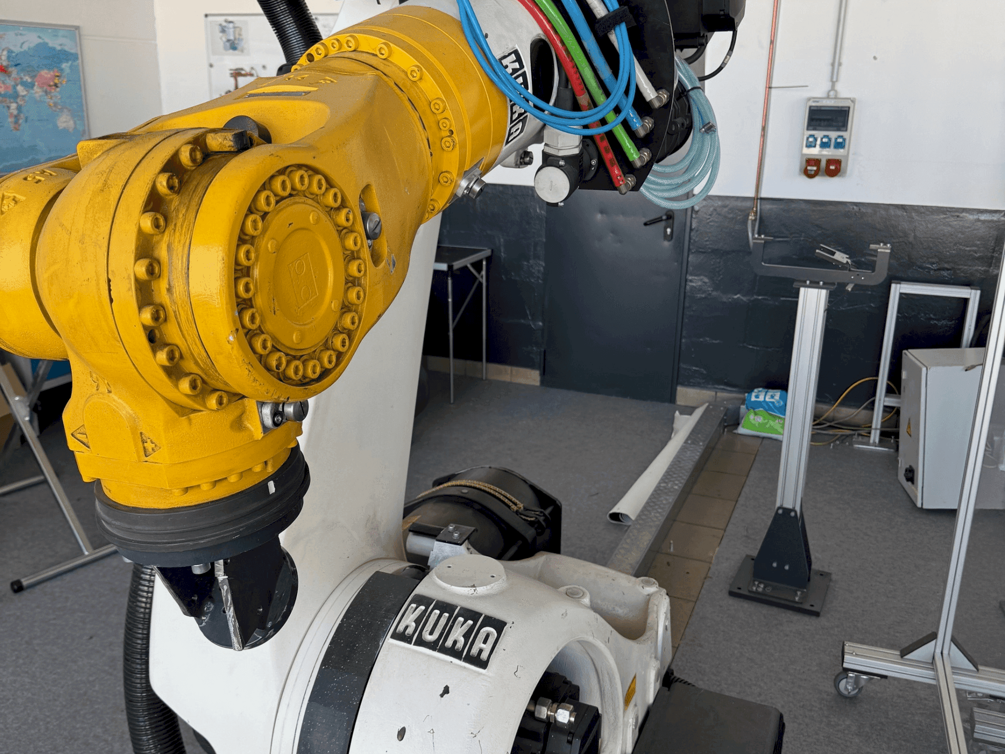 Čelní pohled na KUKA KR210 2000-2 stroj