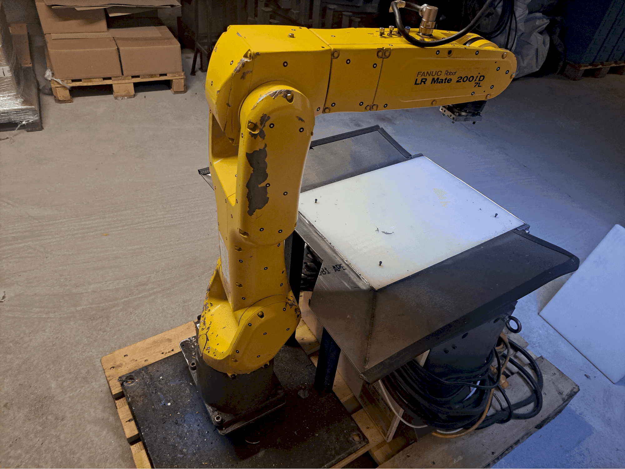 Čelní pohled na FANUC LR Mate 200iD/7L stroj