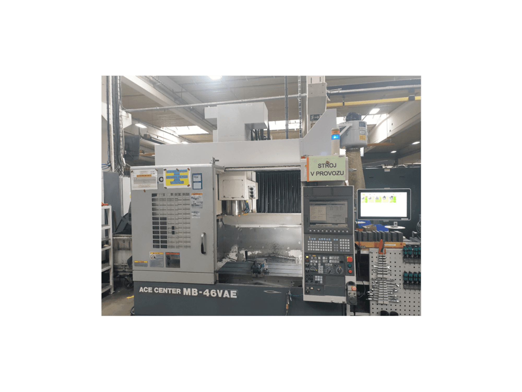 Čelní pohled na Okuma MB-46VAE stroj