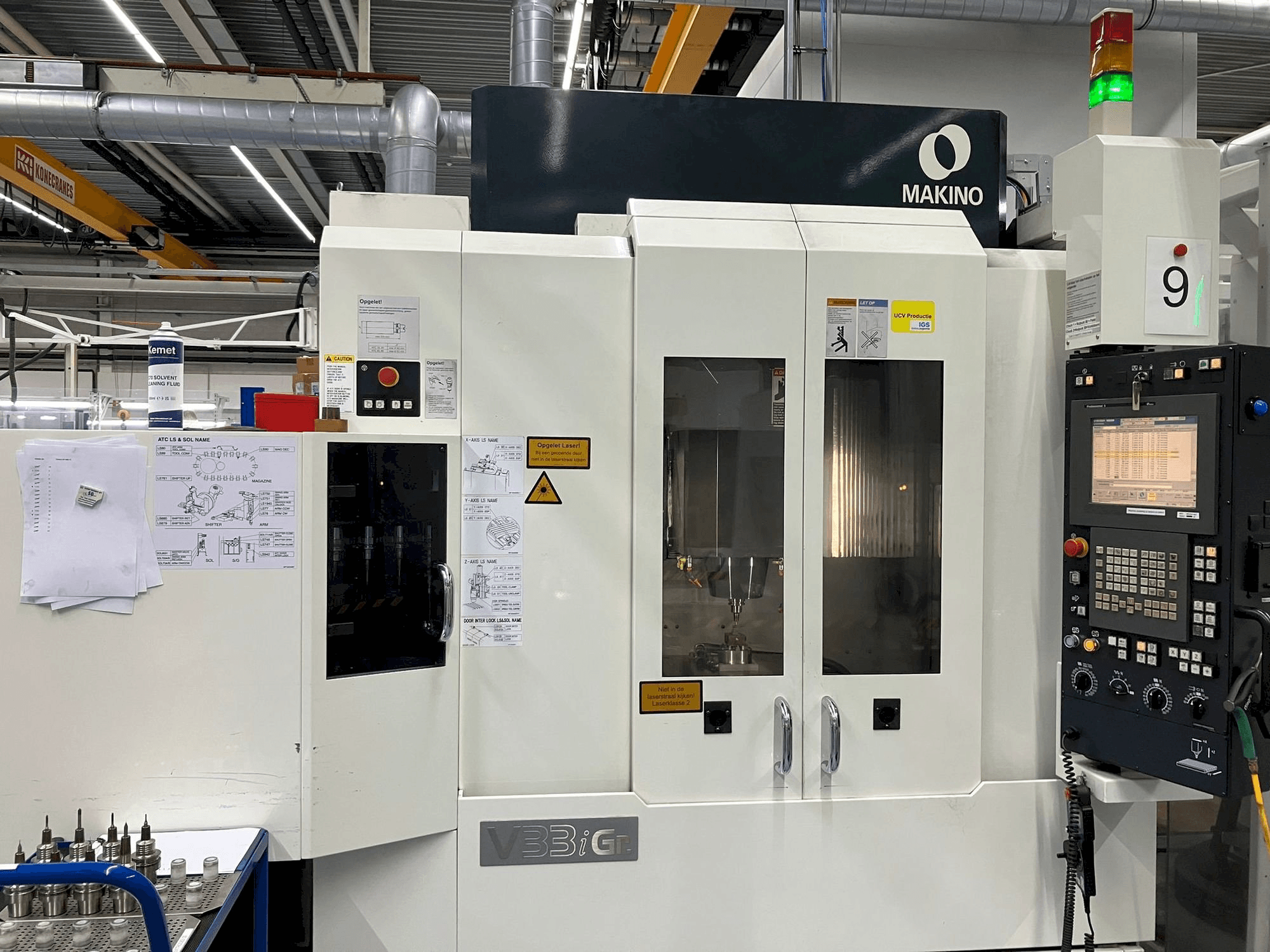 Čelní pohled na Makino V33i Graphite stroj