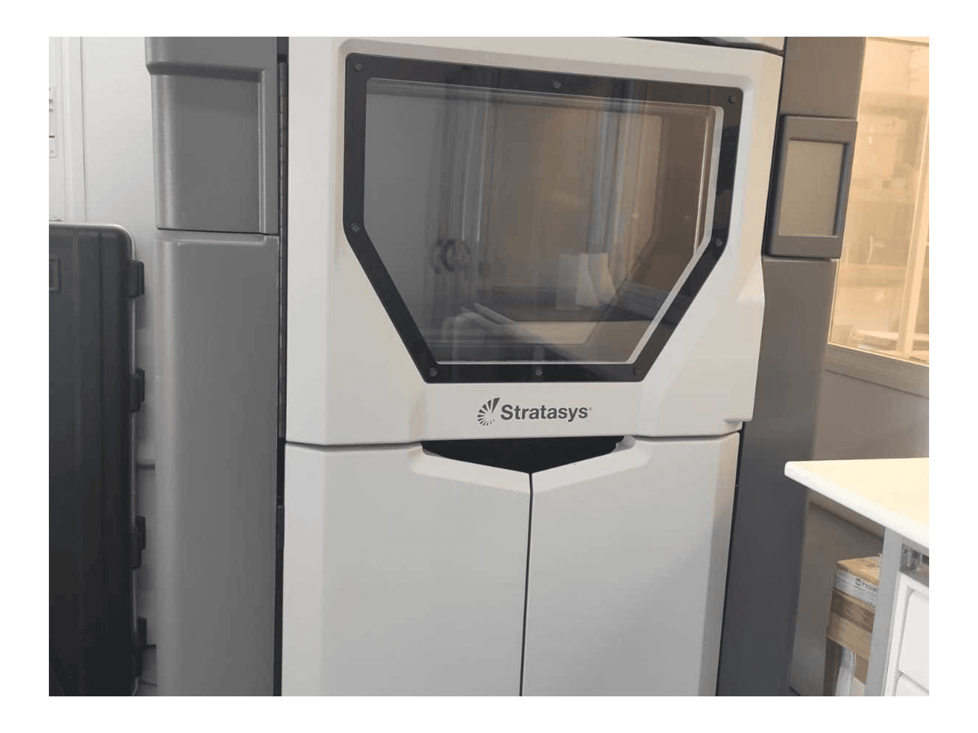 Čelní pohled na Stratasys Fortus 450MC stroj