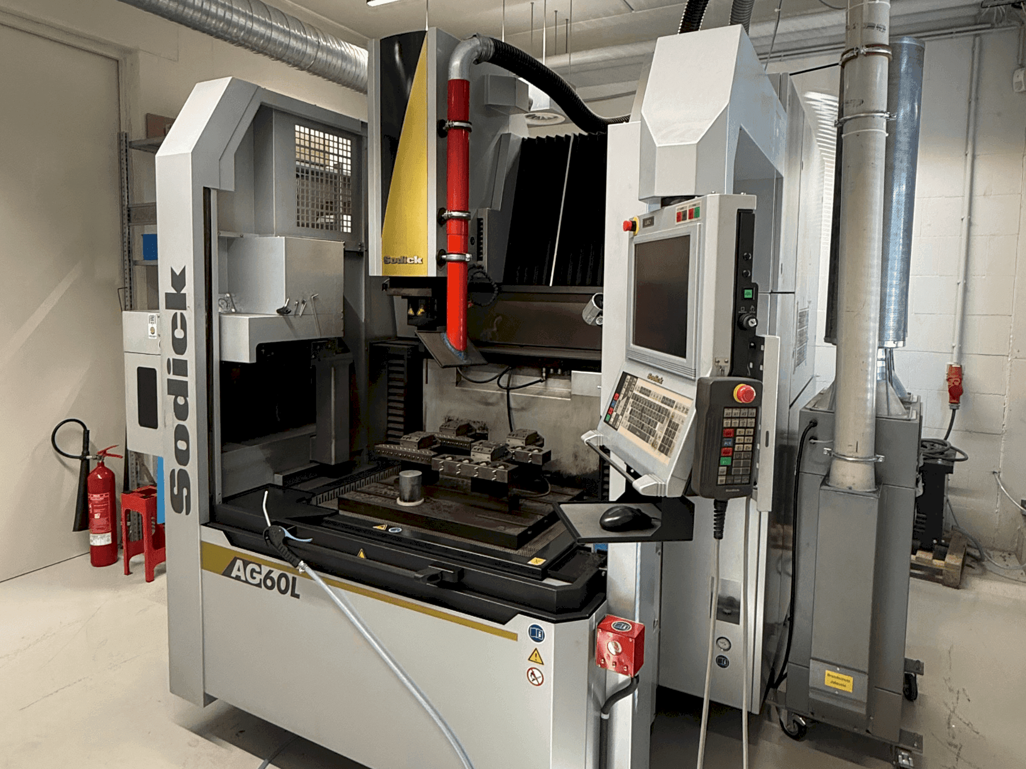 Čelní pohled na Sodick AG60L stroj