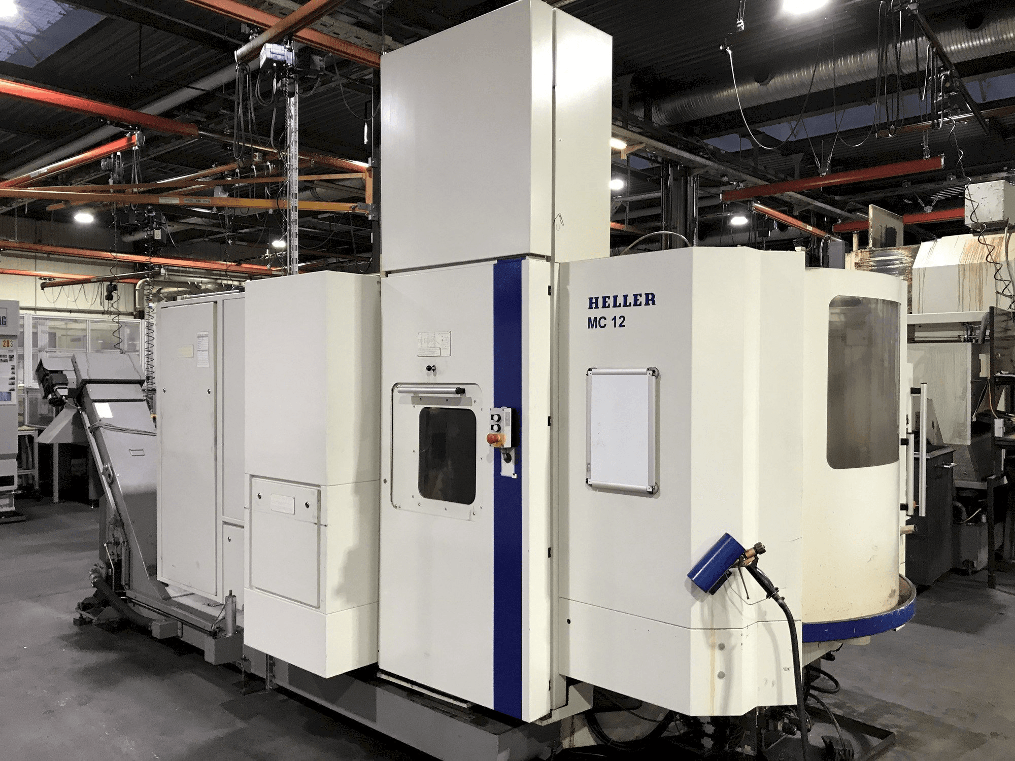 Čelní pohled na HELLER MC 12 stroj